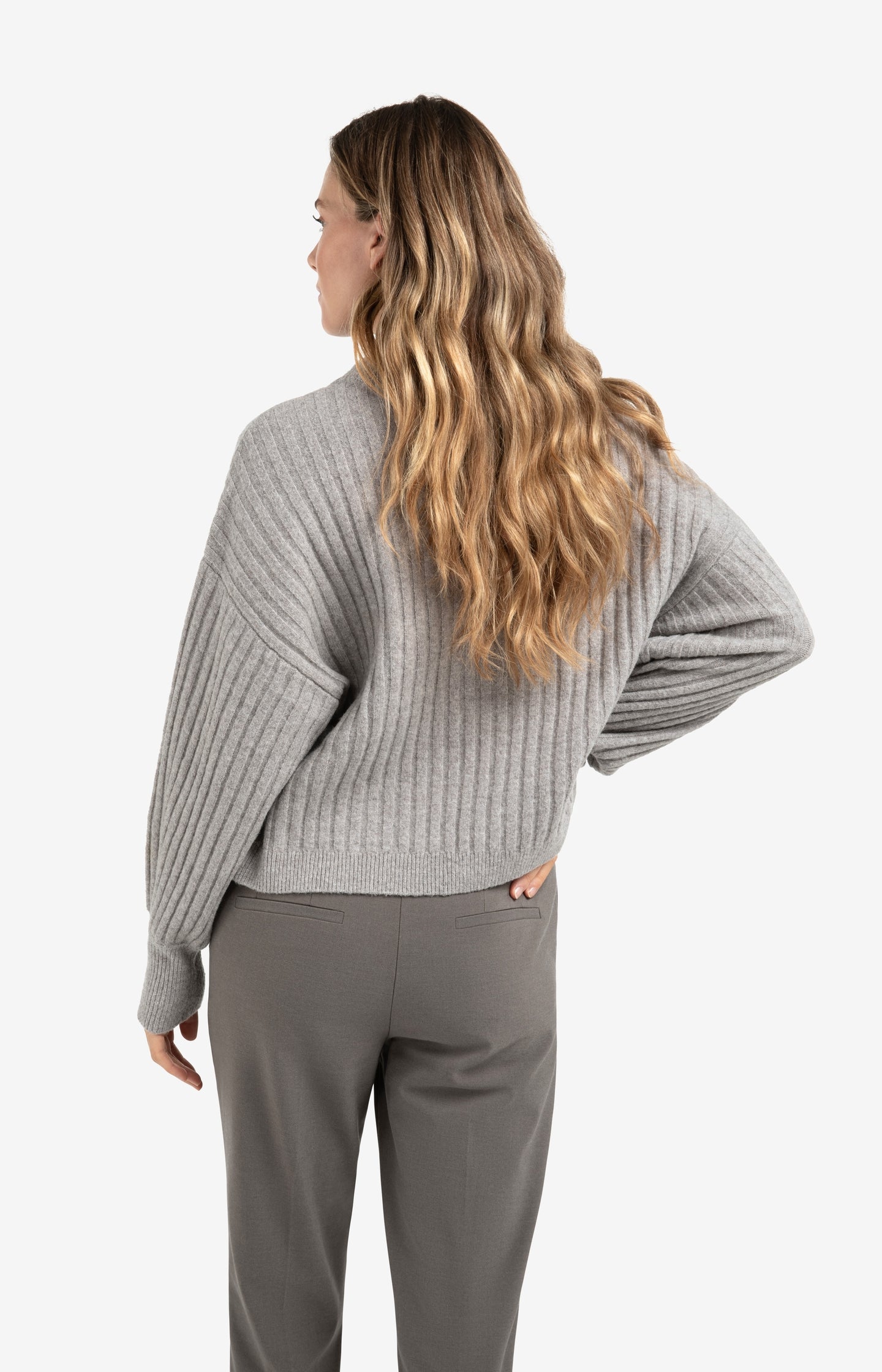 Ribbed sweater with round neck and long sleeves