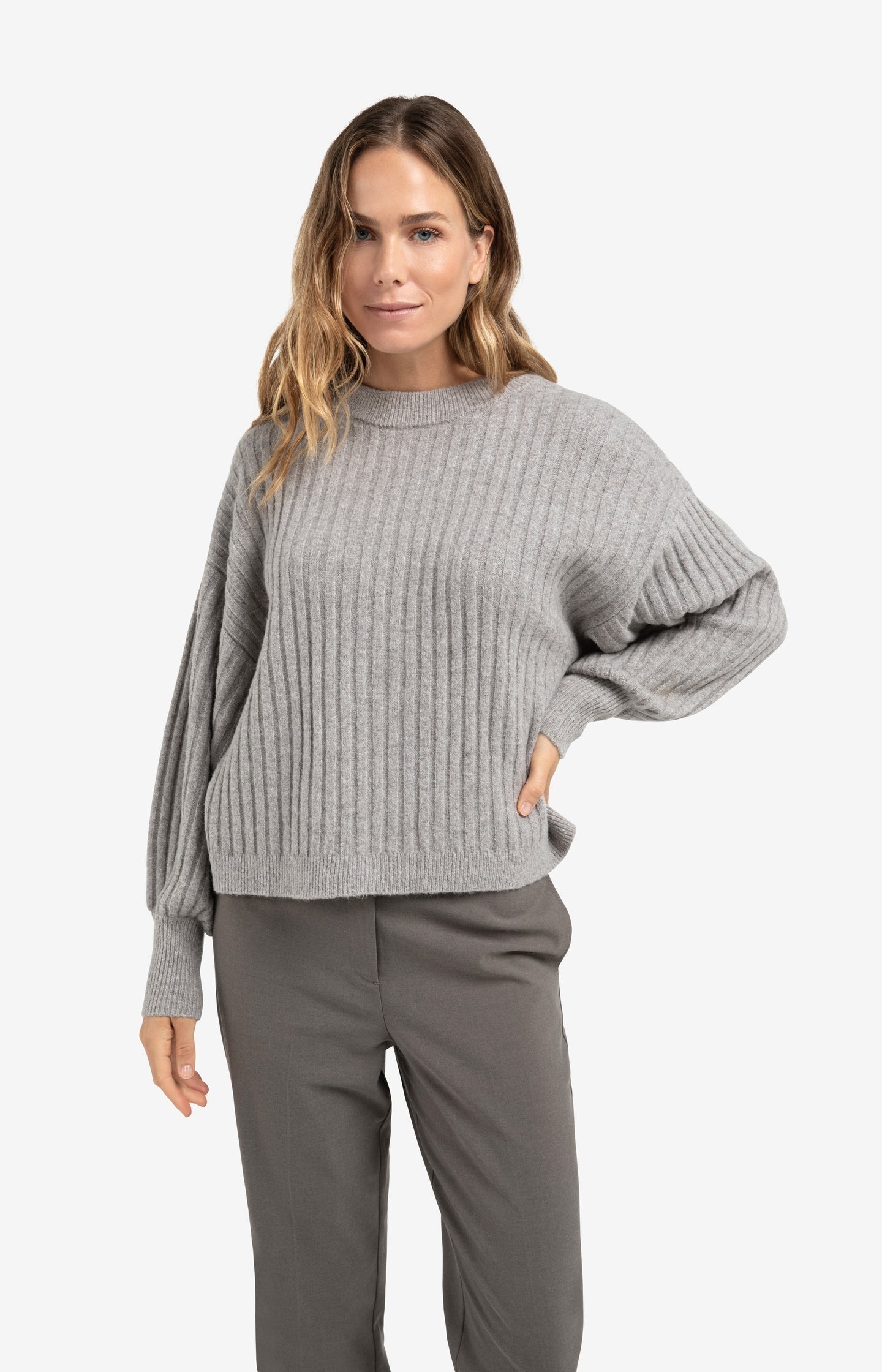 Ribbed sweater with round neck and long sleeves
