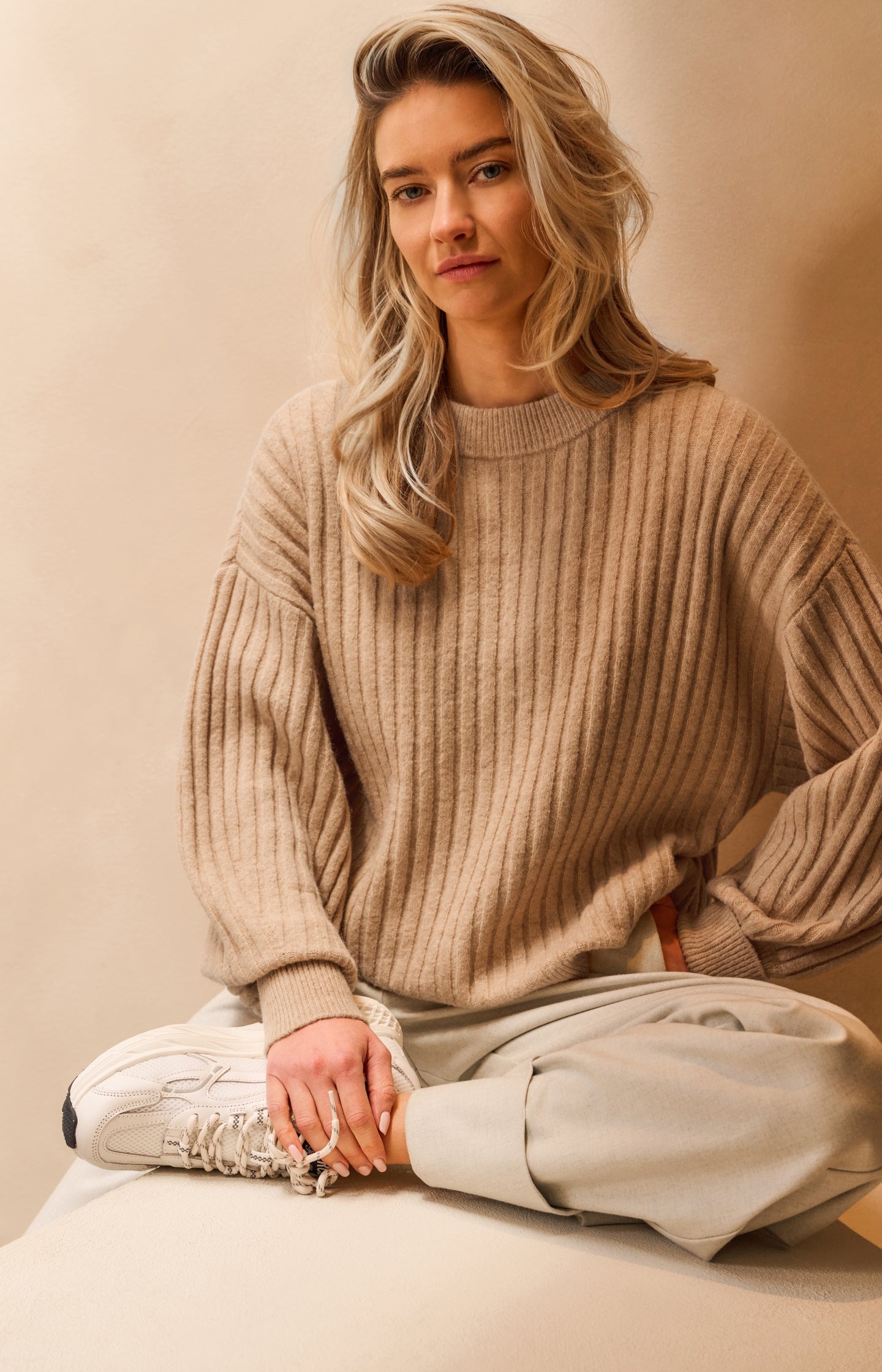 Ribbed sweater with round neck and long sleeves