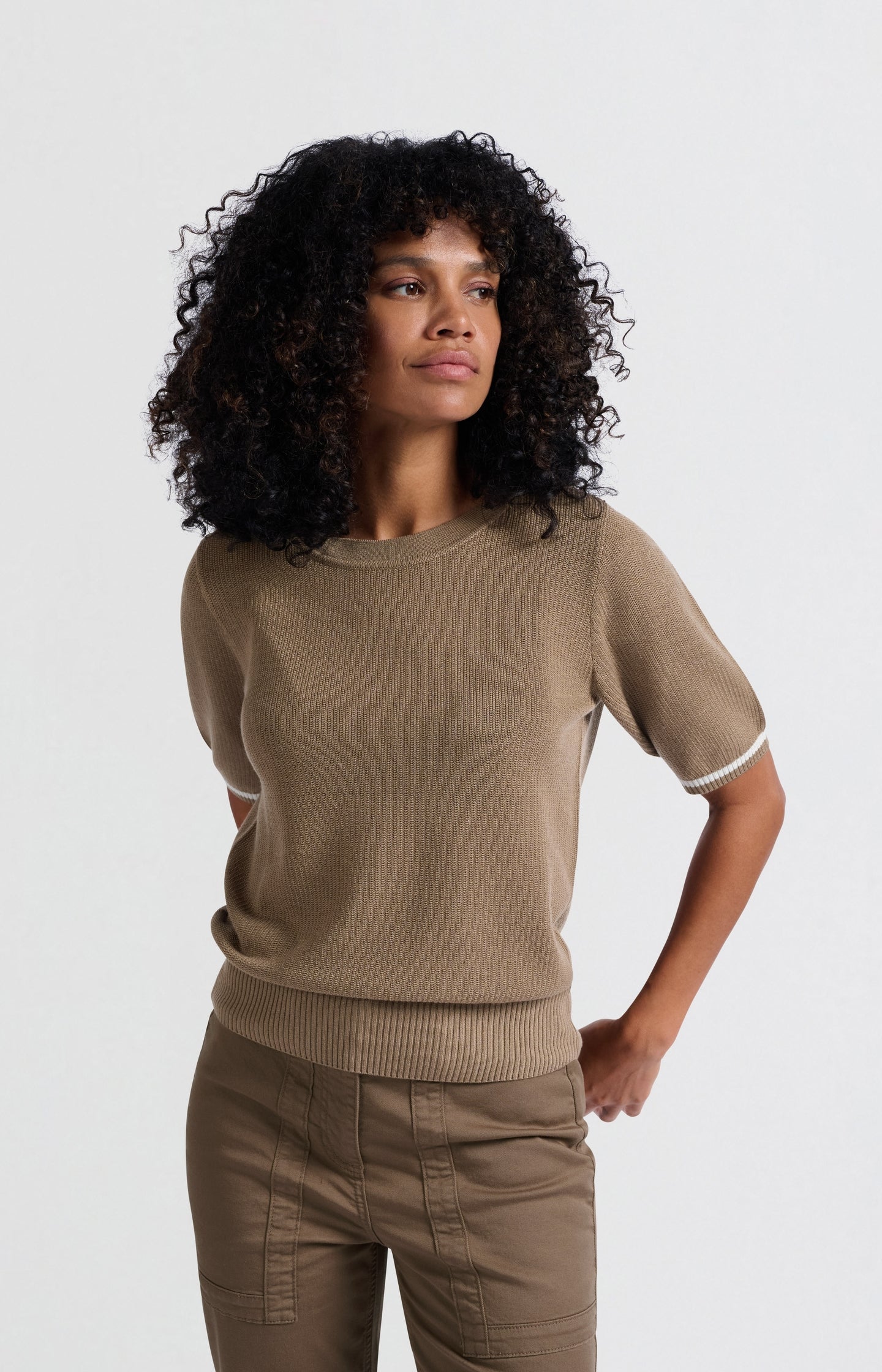 Ribbed sweater with round neck and short sleeves