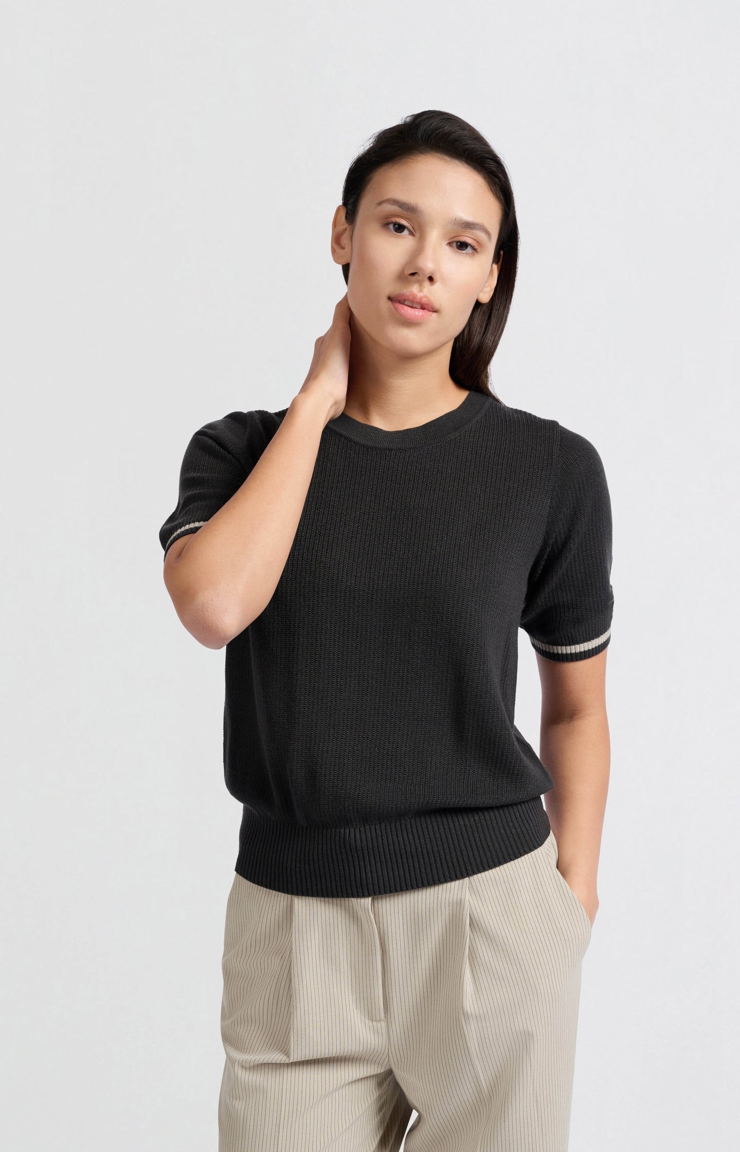 Ribbed sweater with round neck and short sleeves