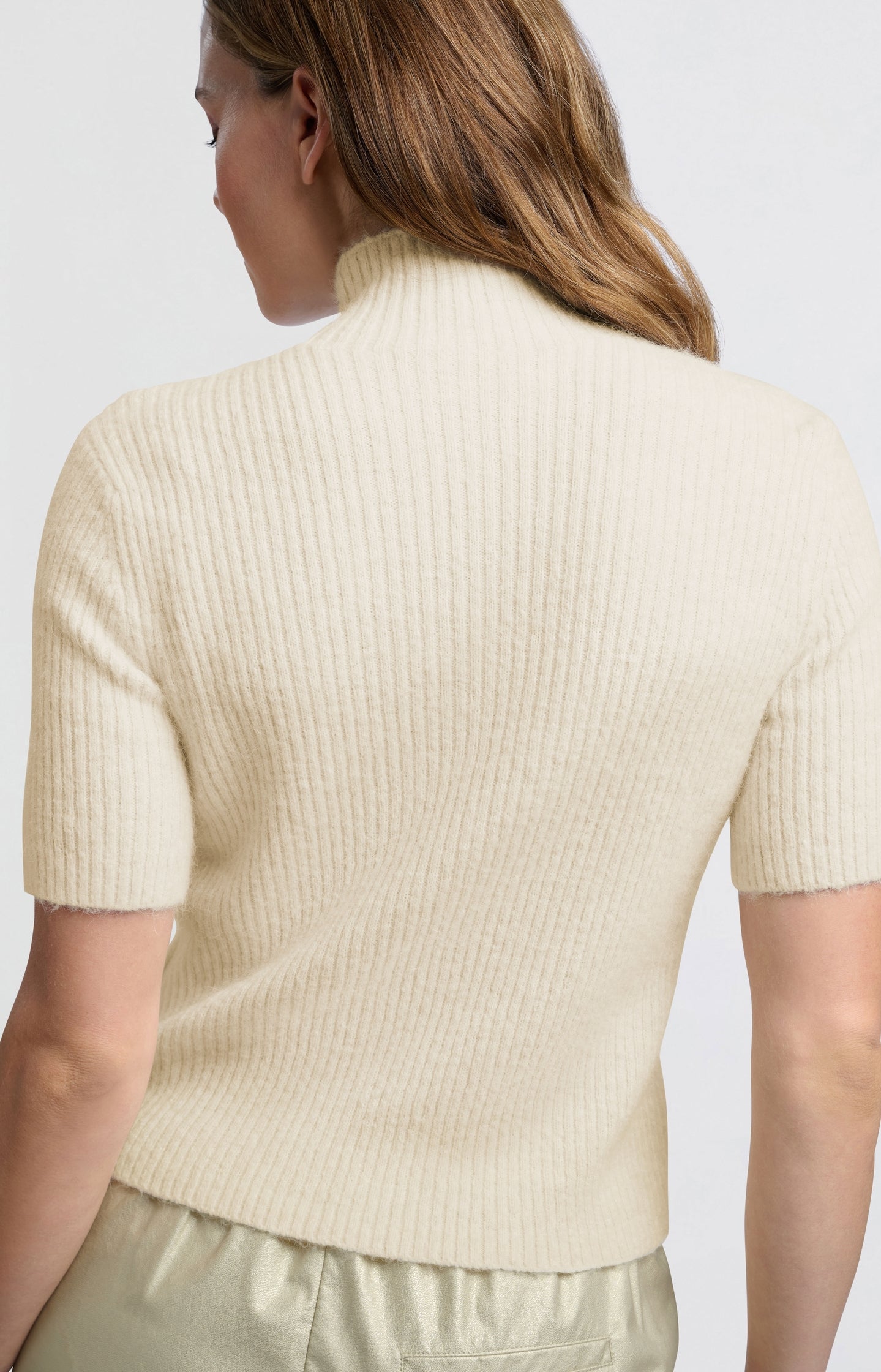 Ribbed sweater with short sleeves and turtleneck