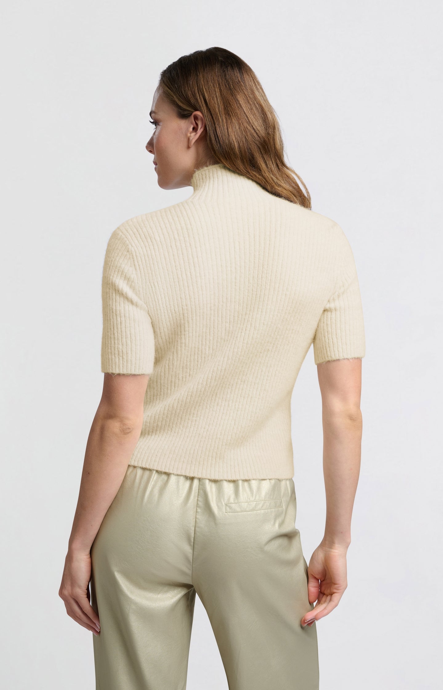 Ribbed sweater with short sleeves and turtleneck