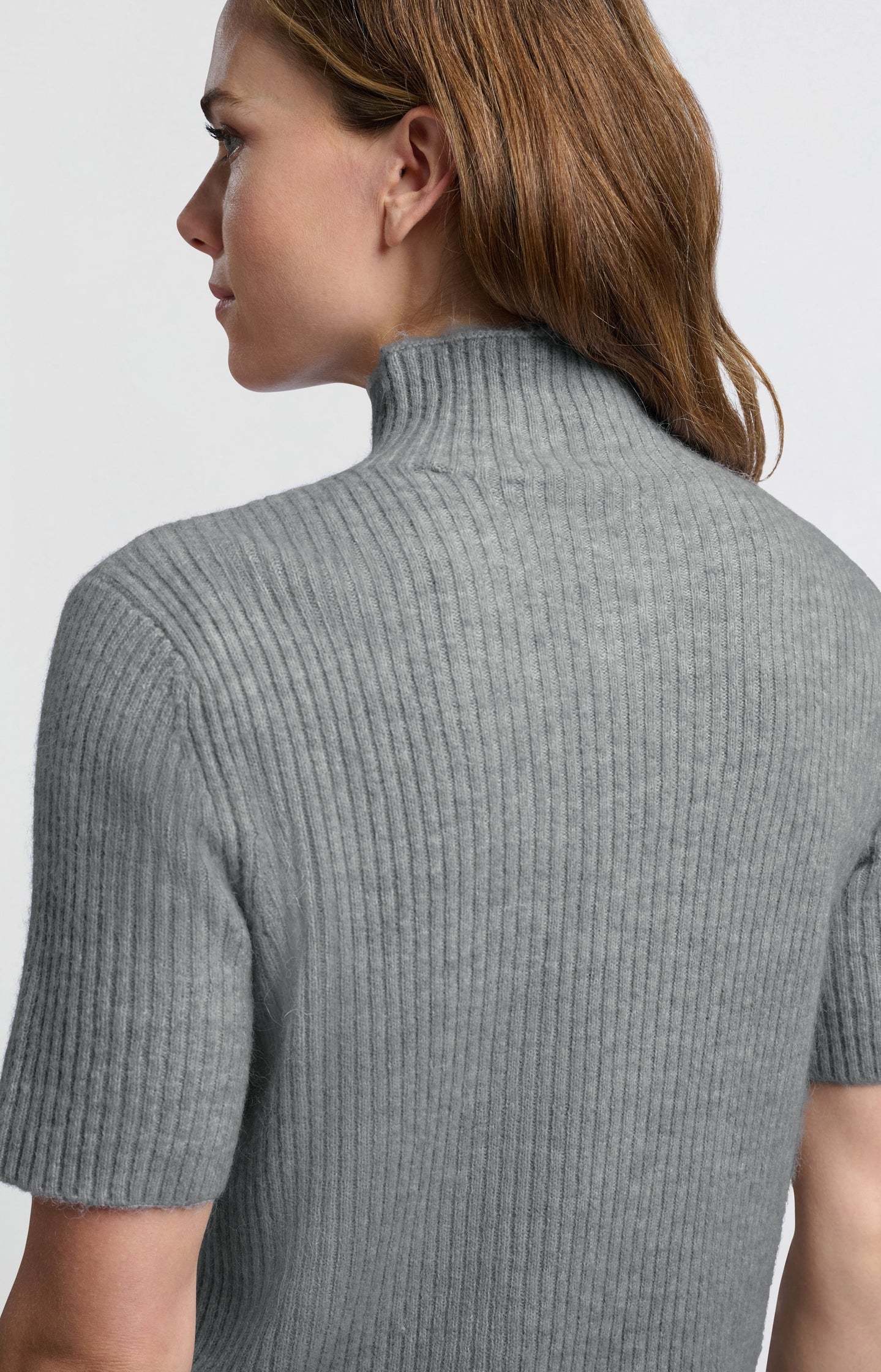 Ribbed sweater with short sleeves and turtleneck