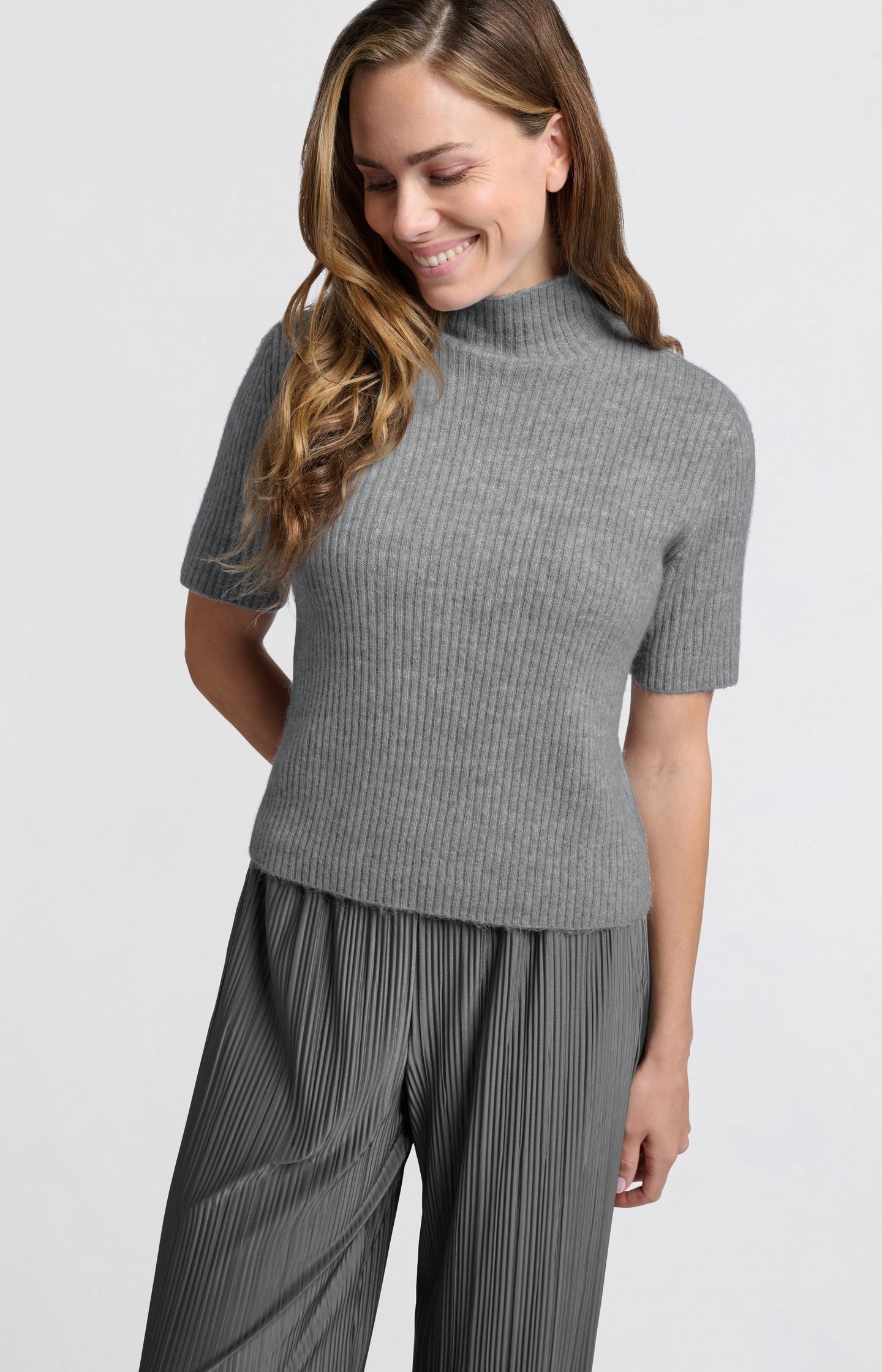 Ribbed sweater with short sleeves and turtleneck