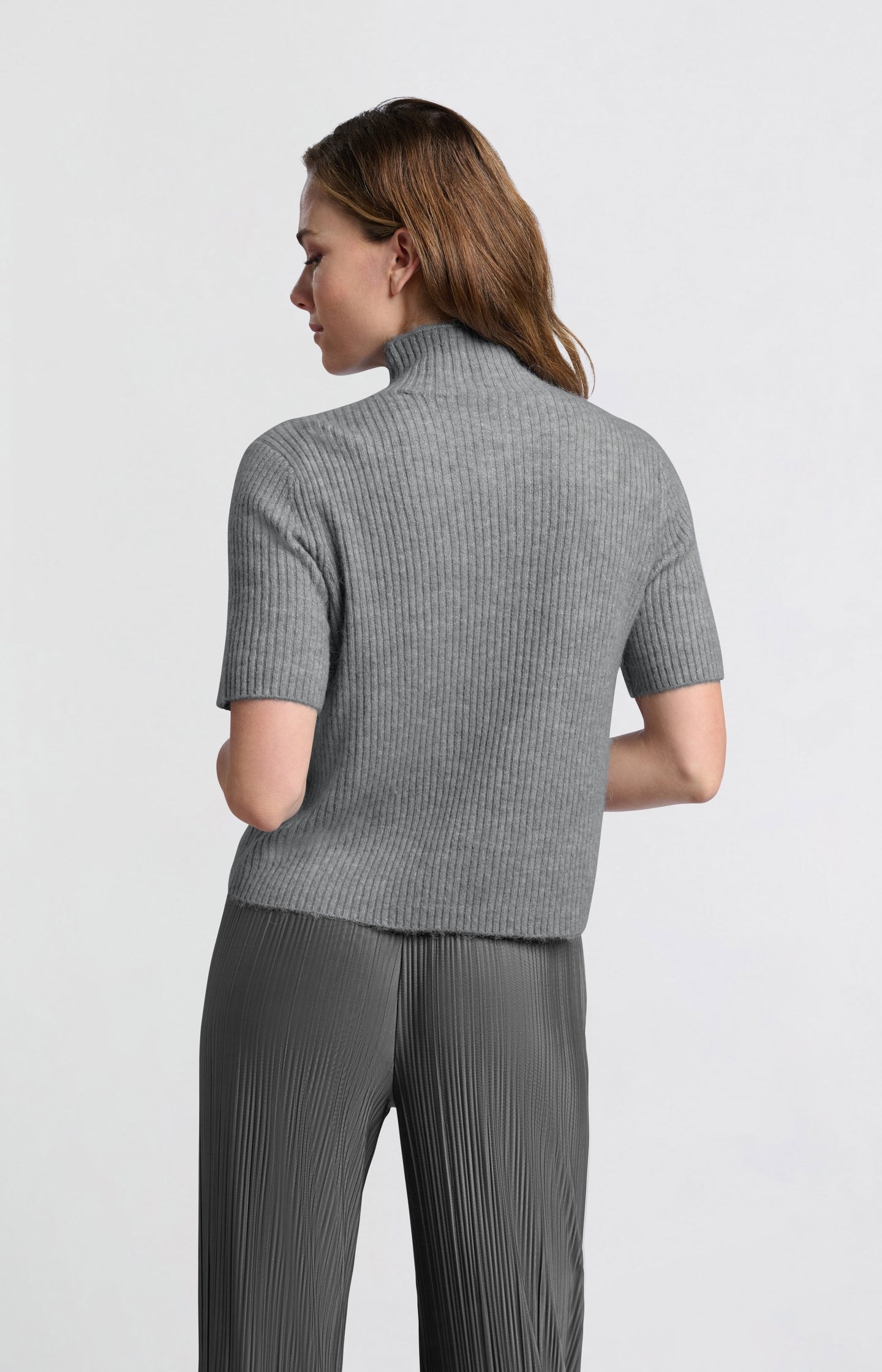 Ribbed sweater with short sleeves and turtleneck