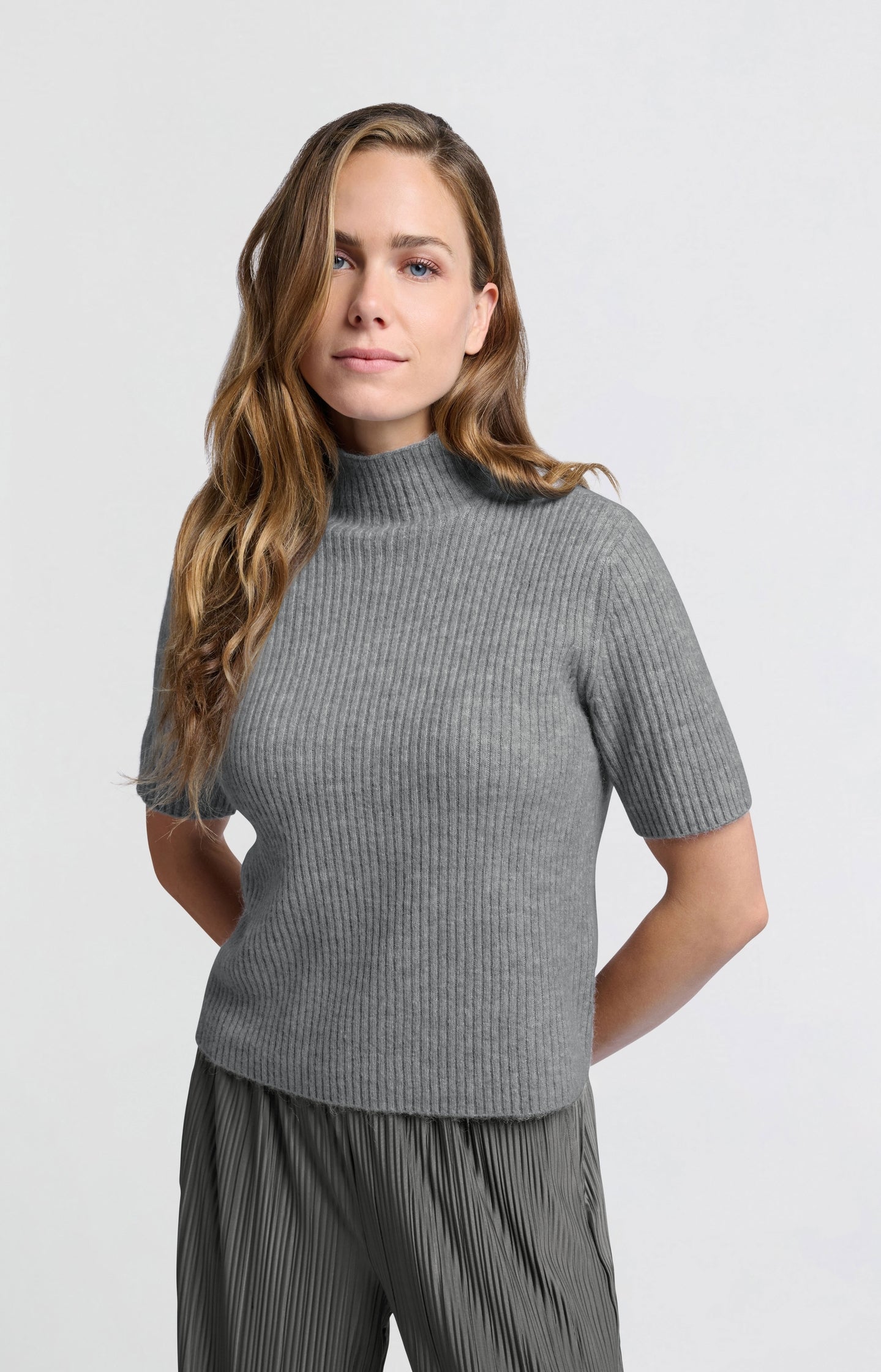 Ribbed sweater with short sleeves and turtleneck