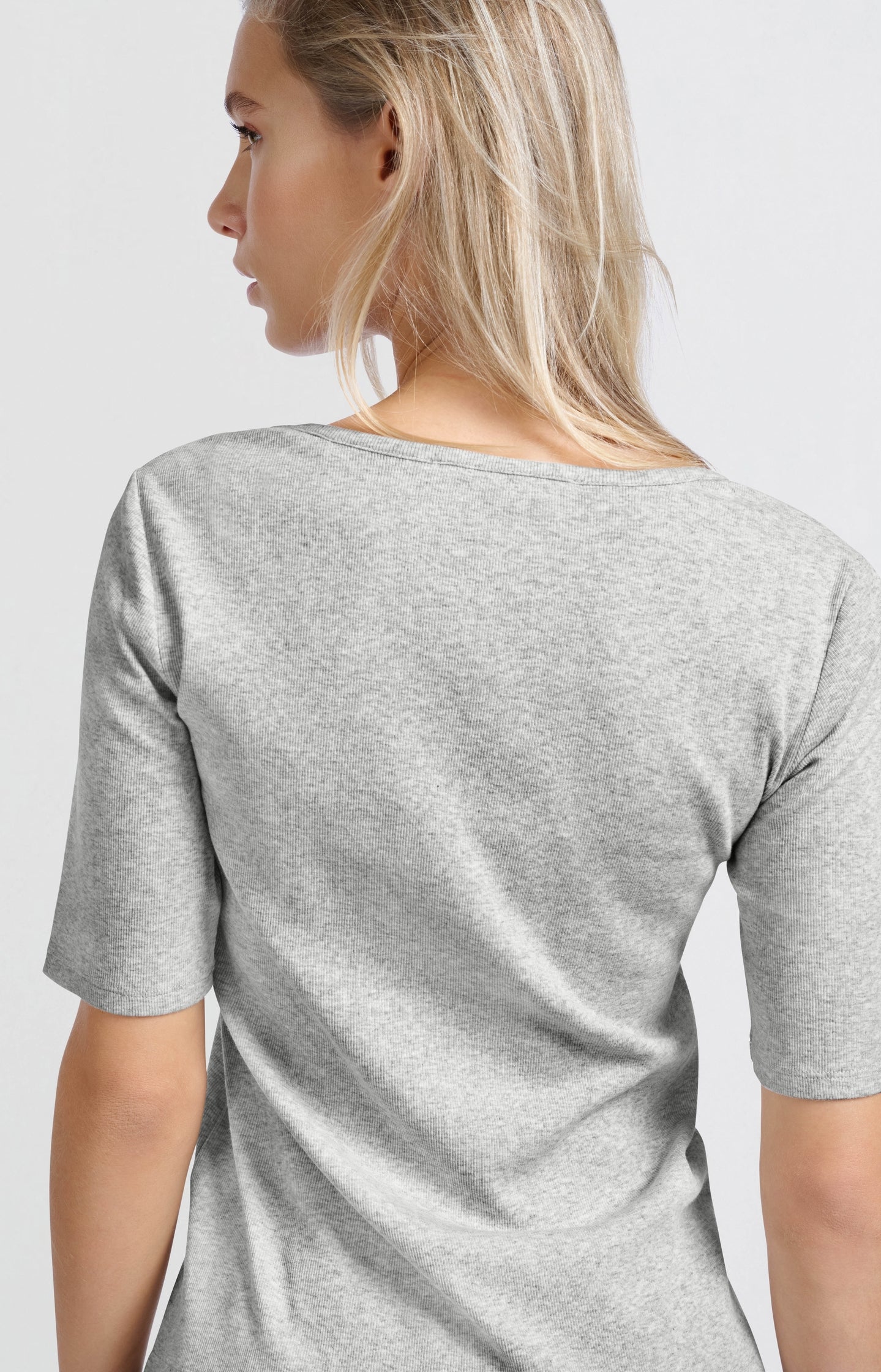 Ribbed T-shirt with round neck and half-length sleeves