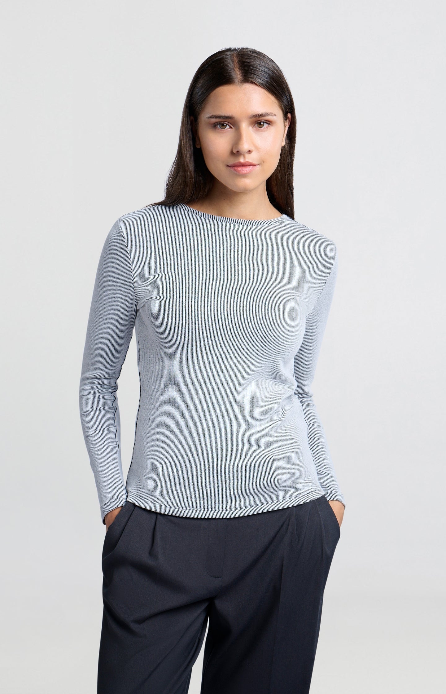 Ribbed top with long sleeves, round neck and shoulder pads - Type: lookbook