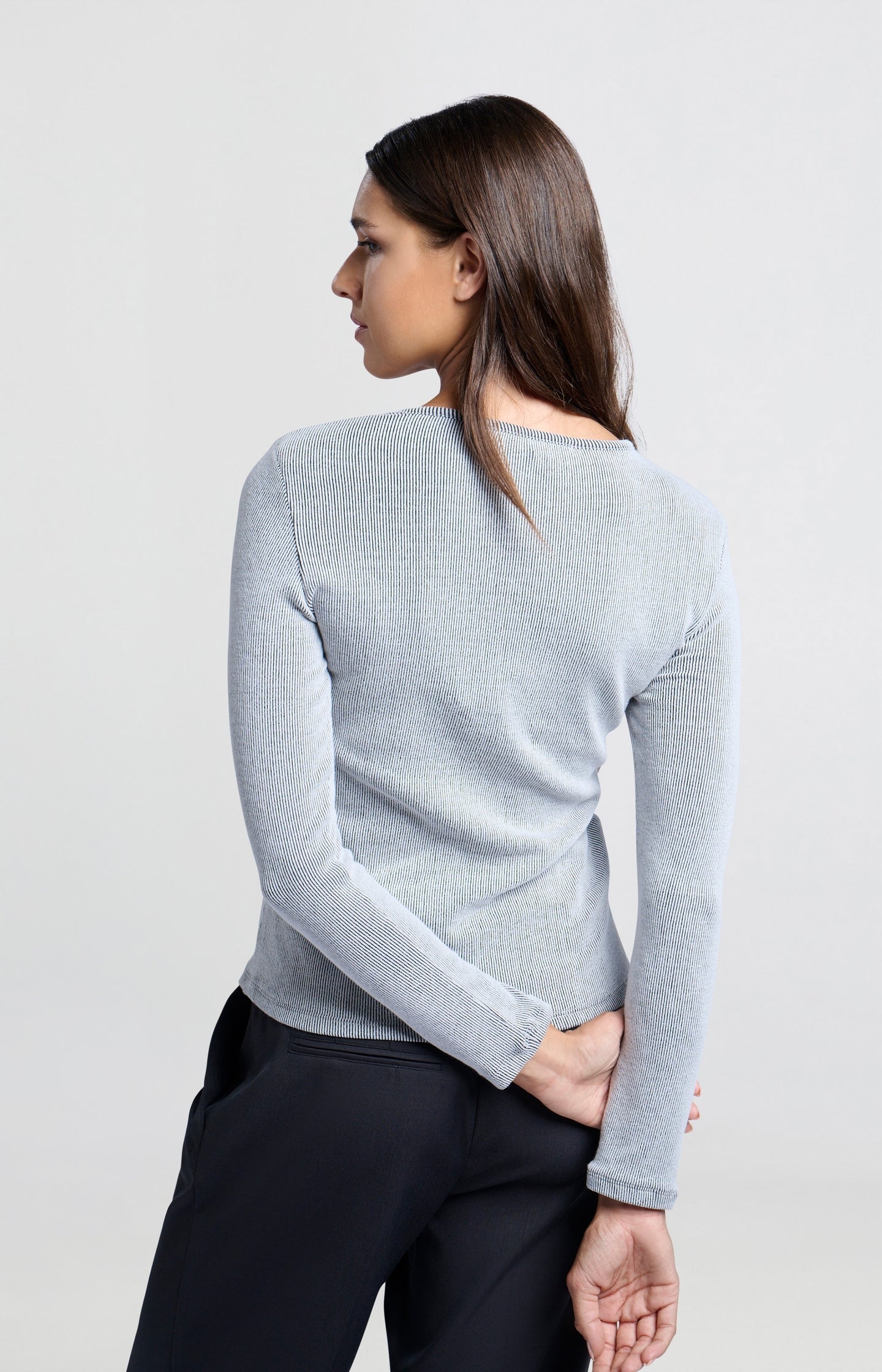 Ribbed top with long sleeves, round neck and shoulder pads