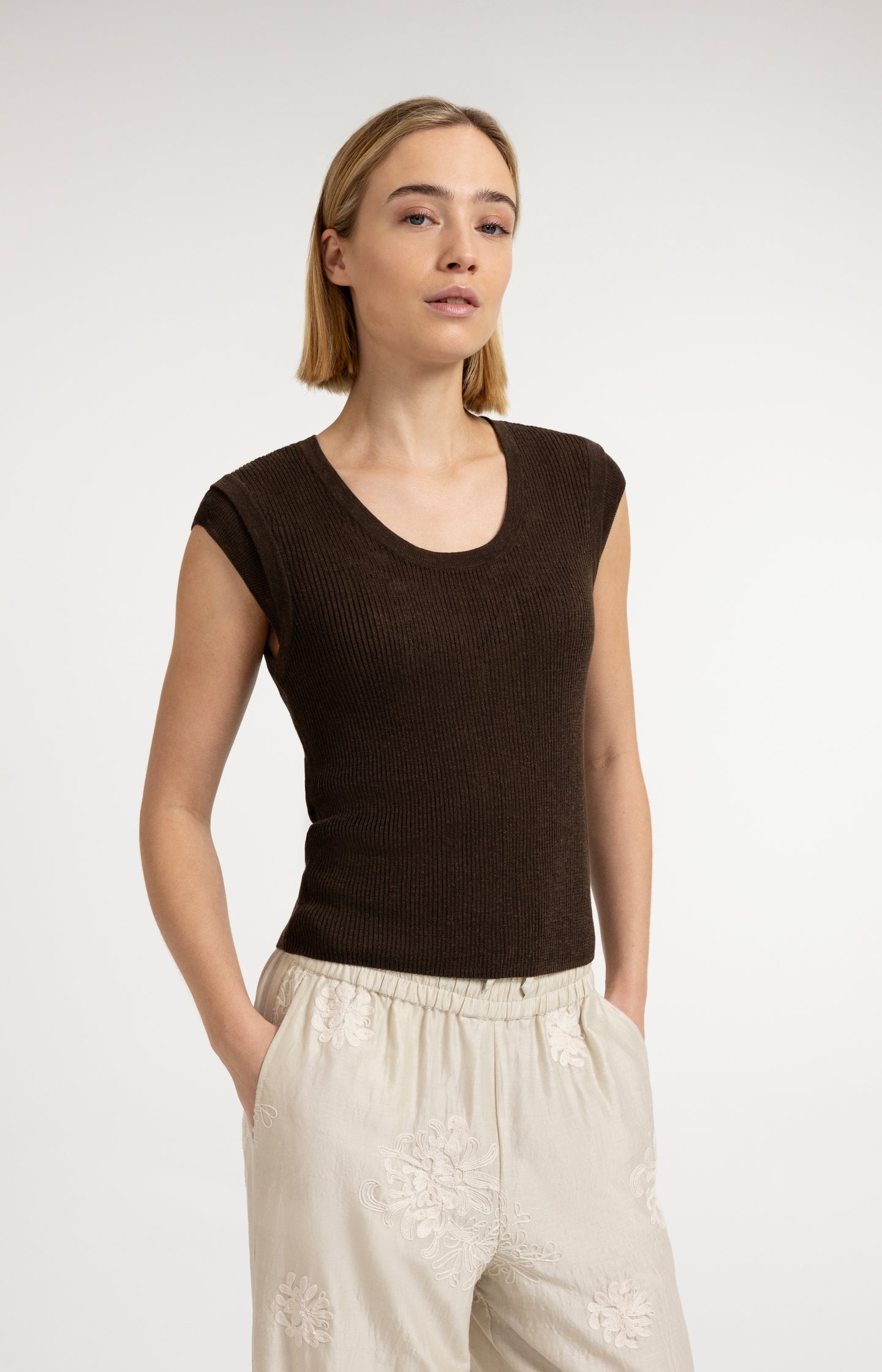 Ribbed top with round neck and shoulder detail
