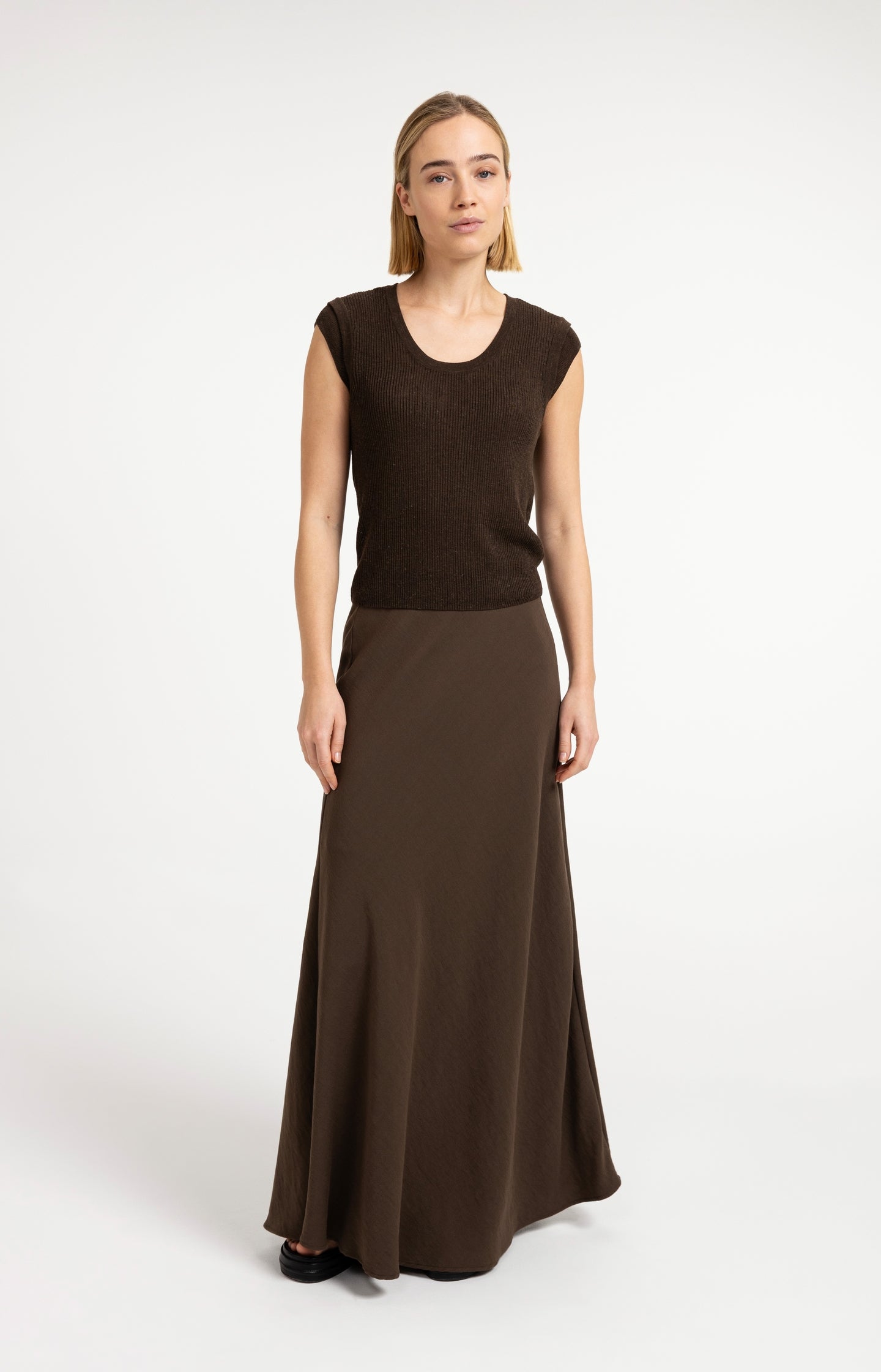 Ribbed top with round neck and shoulder detail