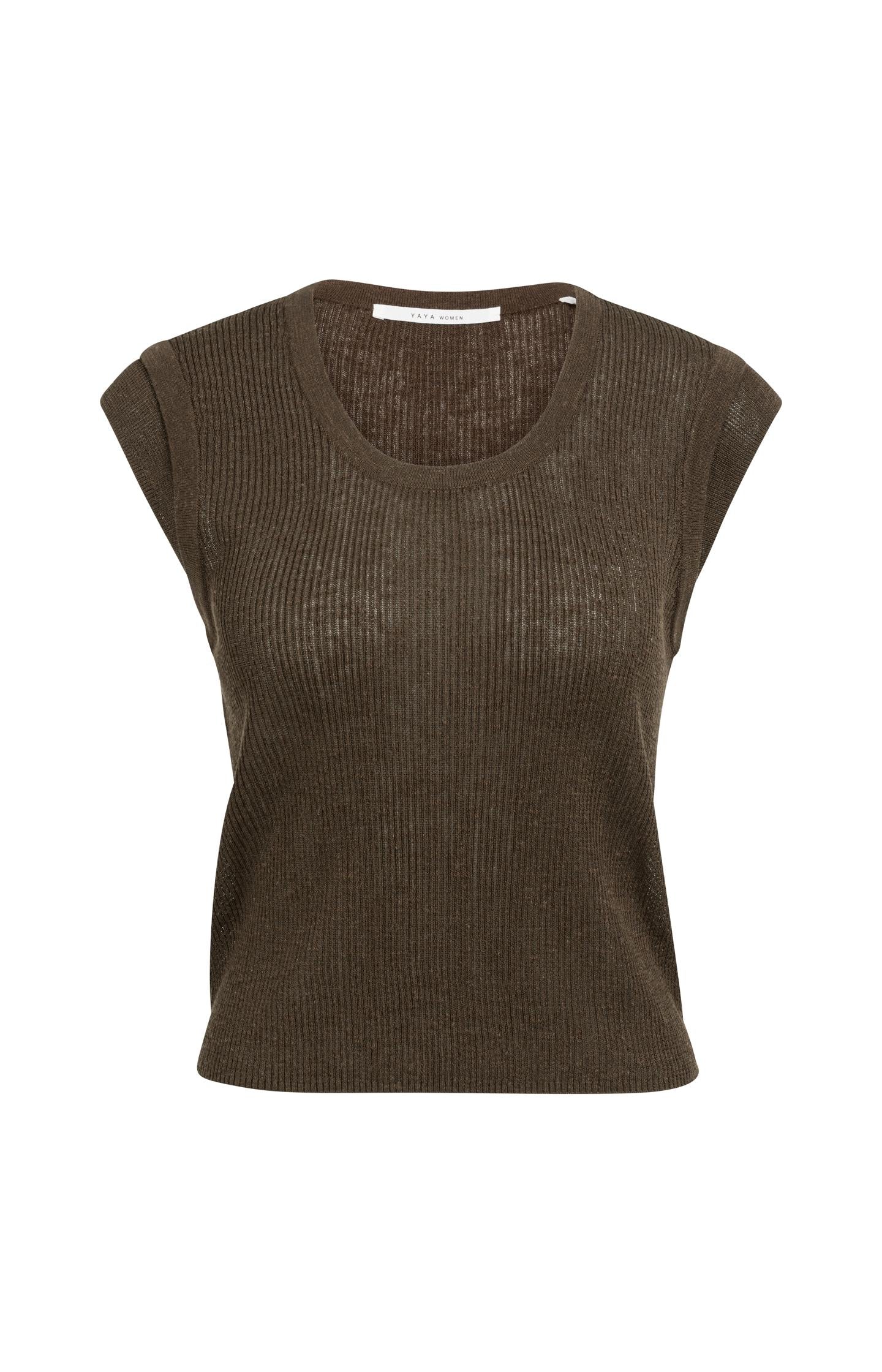 Ribbed top with round neck and shoulder detail