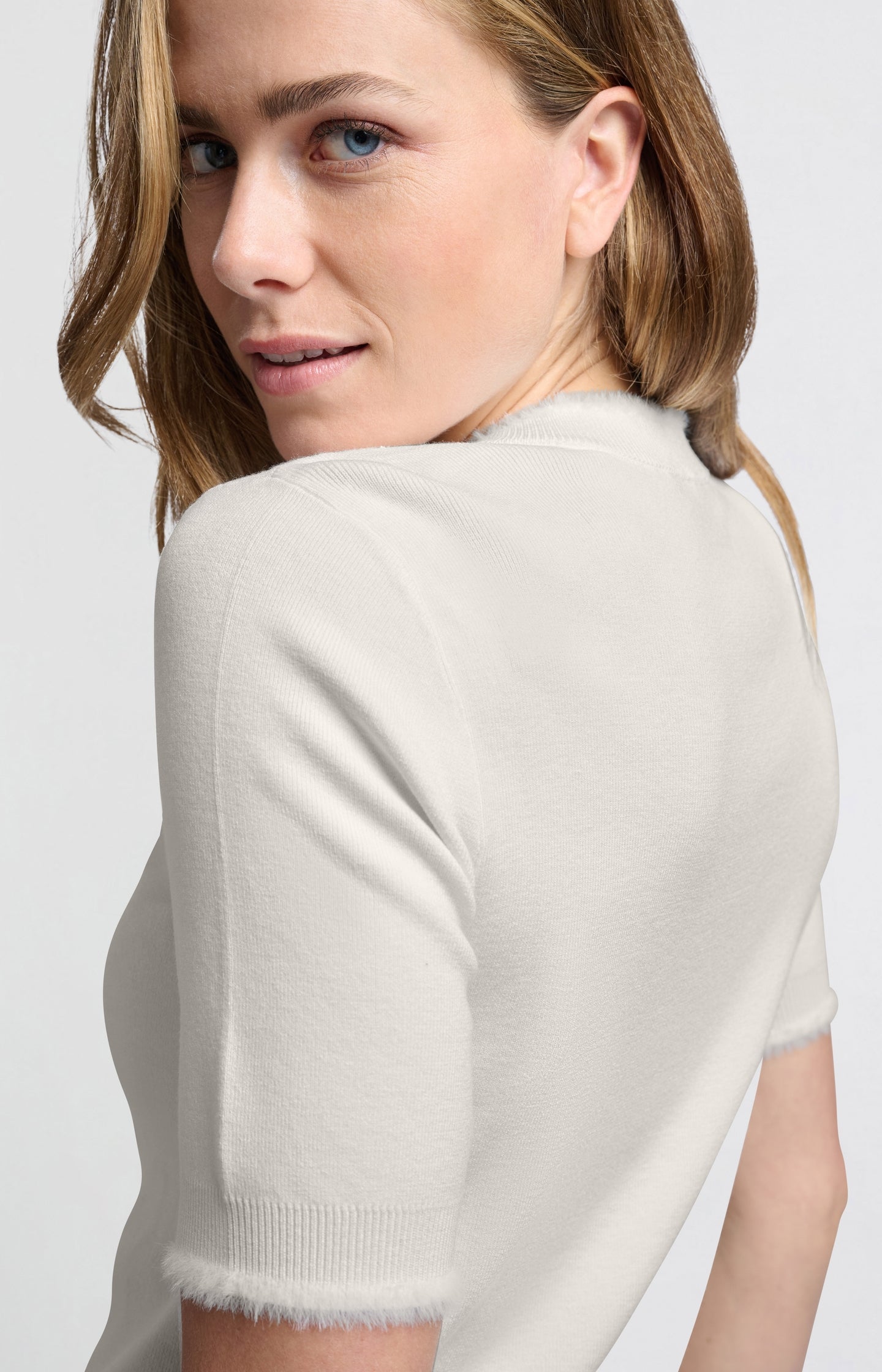 Ribbed top with short sleeves and fluffy details