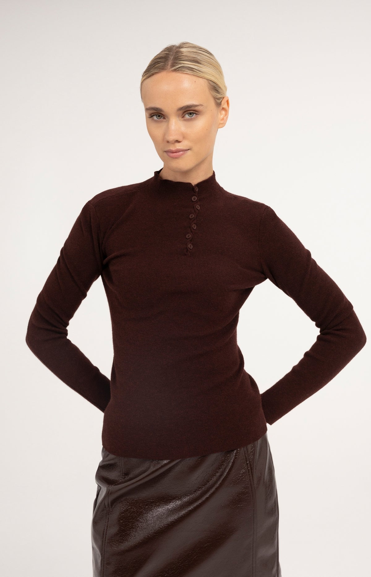 Ribbed turtleneck sweater with button detail - Bitter Chocolate Red