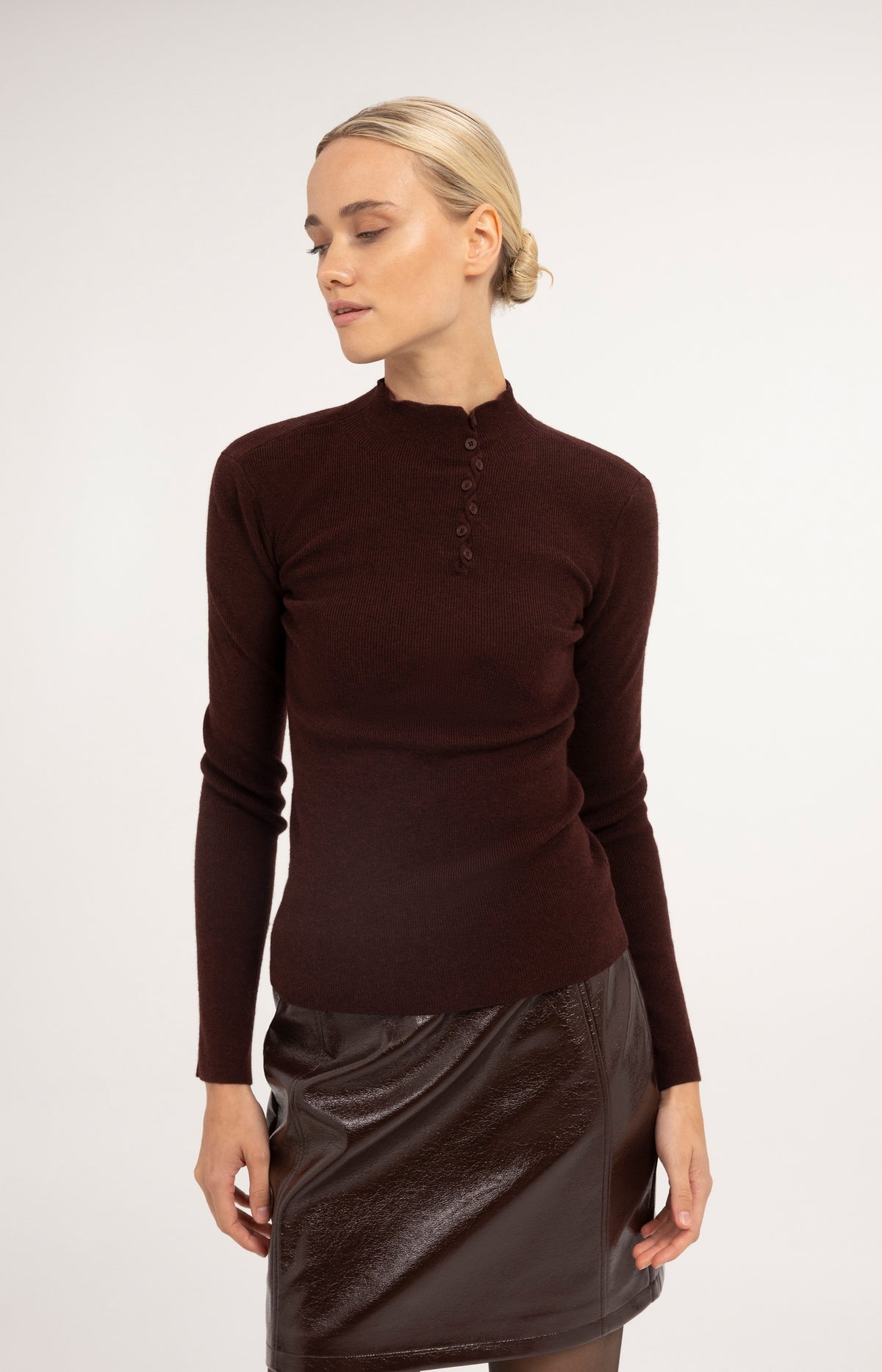 Ribbed turtleneck sweater with button detail - Bitter Chocolate Red