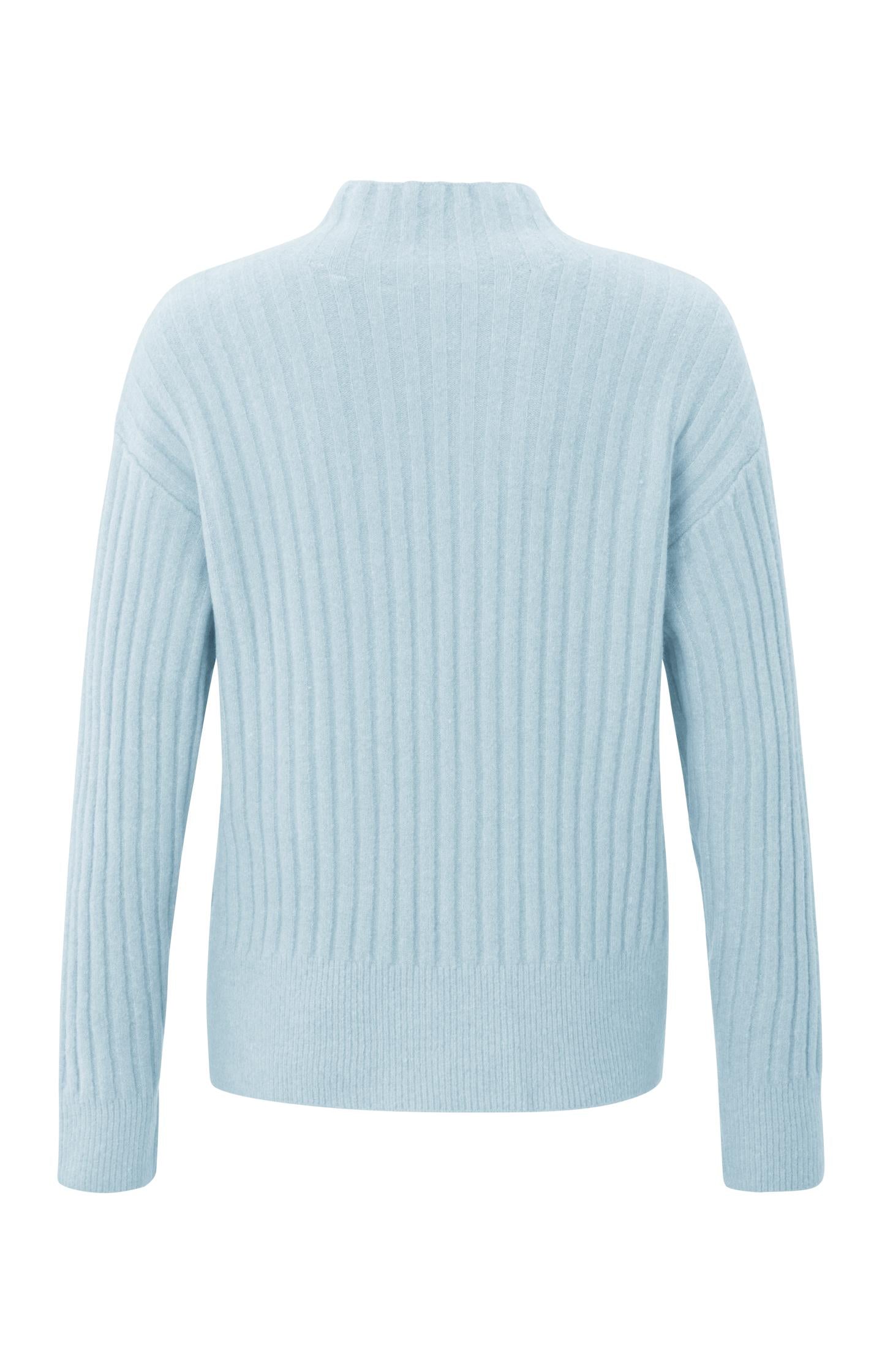 Ribbed turtleneck sweater with long sleeves in loose fit