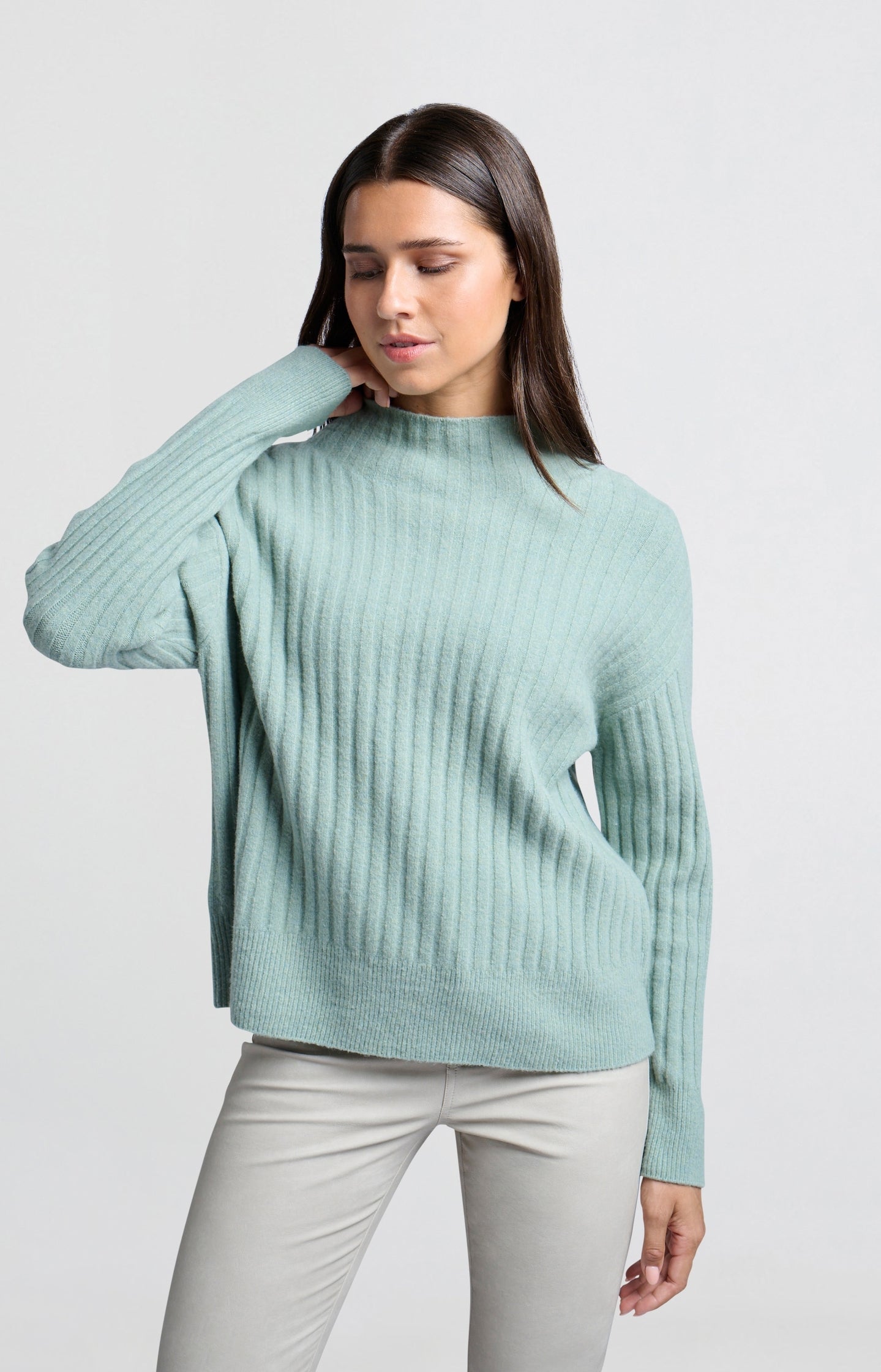 Ribbed turtleneck sweater with long sleeves in loose fit