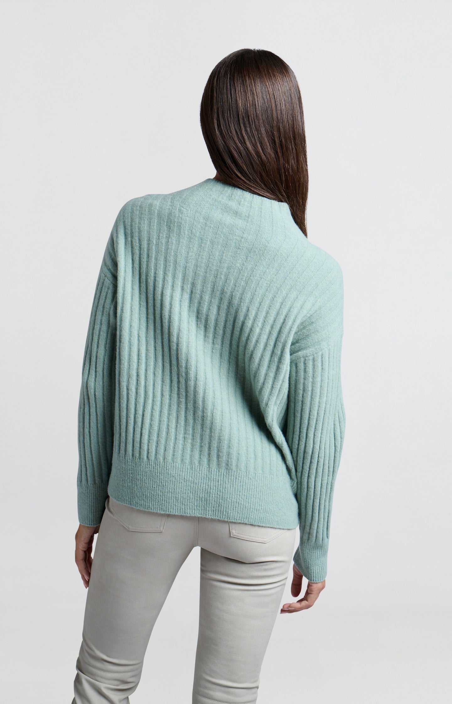 Ribbed turtleneck sweater with long sleeves in loose fit