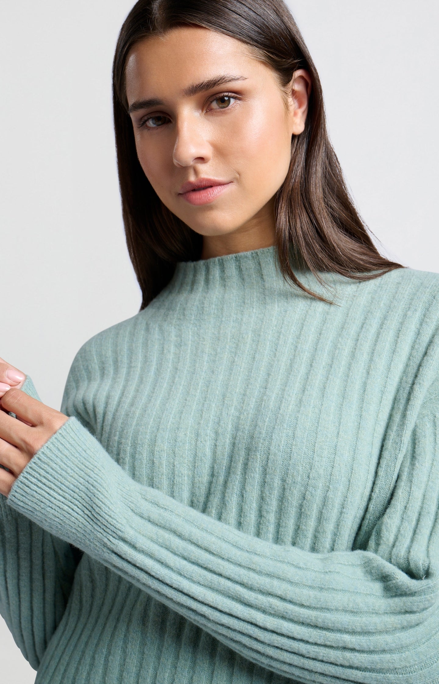 Ribbed turtleneck sweater with long sleeves in loose fit