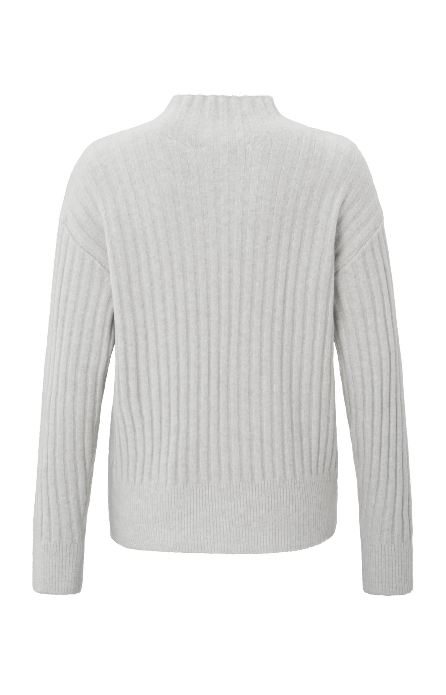 Ribbed turtleneck sweater with long sleeves in loose fit