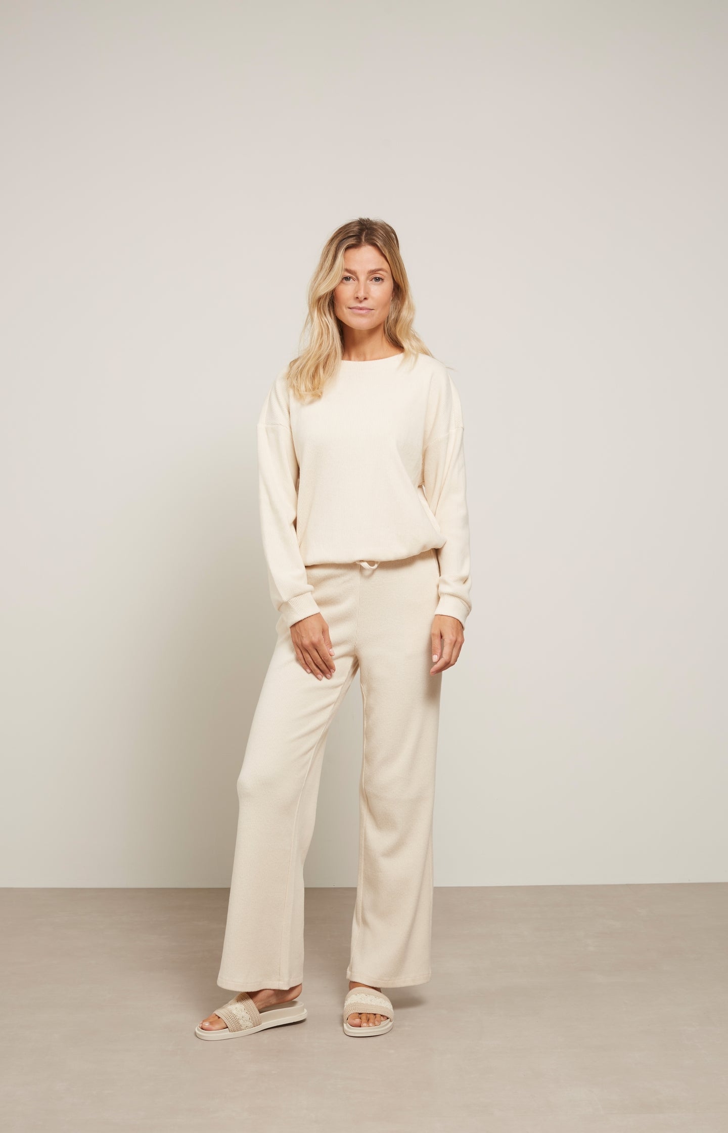 Ribbed wide leg trousers with pockets and elastic waist