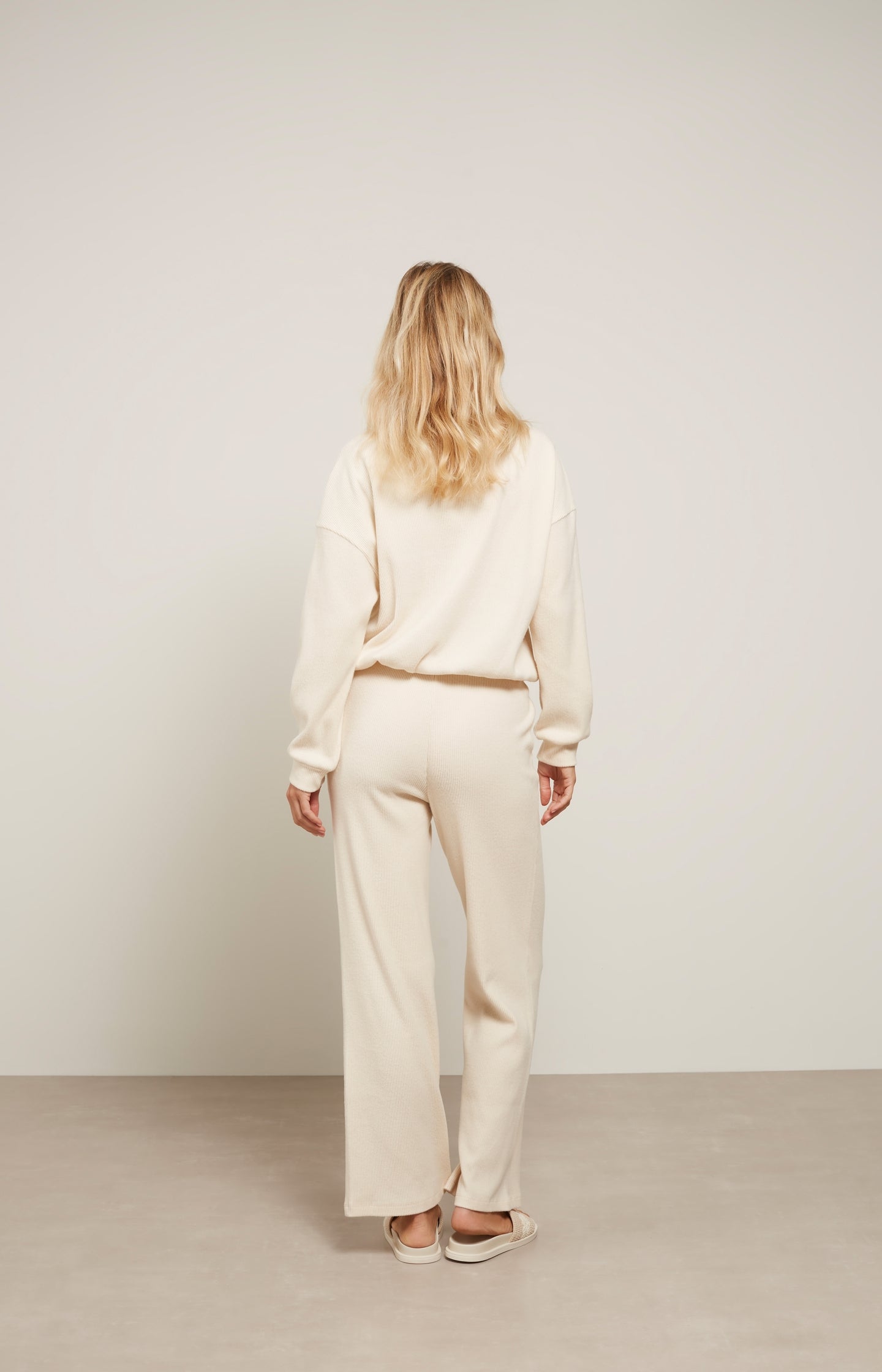 Ribbed wide leg trousers with pockets and elastic waist