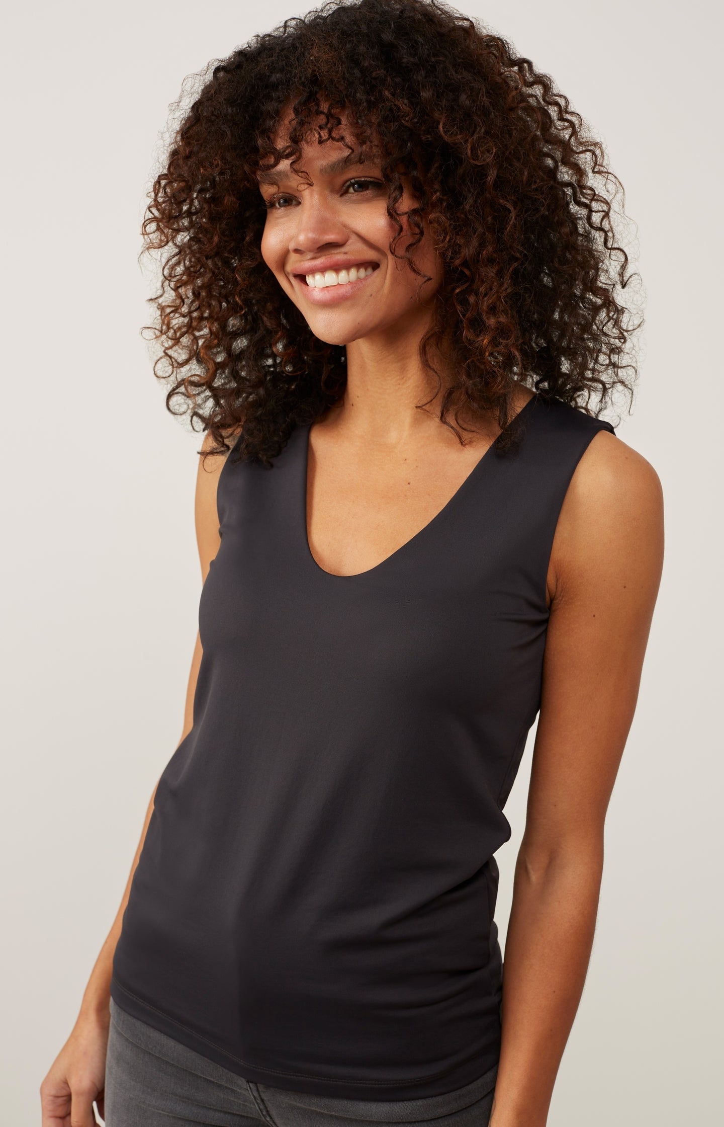 Round V-neck singlet - Pirate Black - Type: lookbook