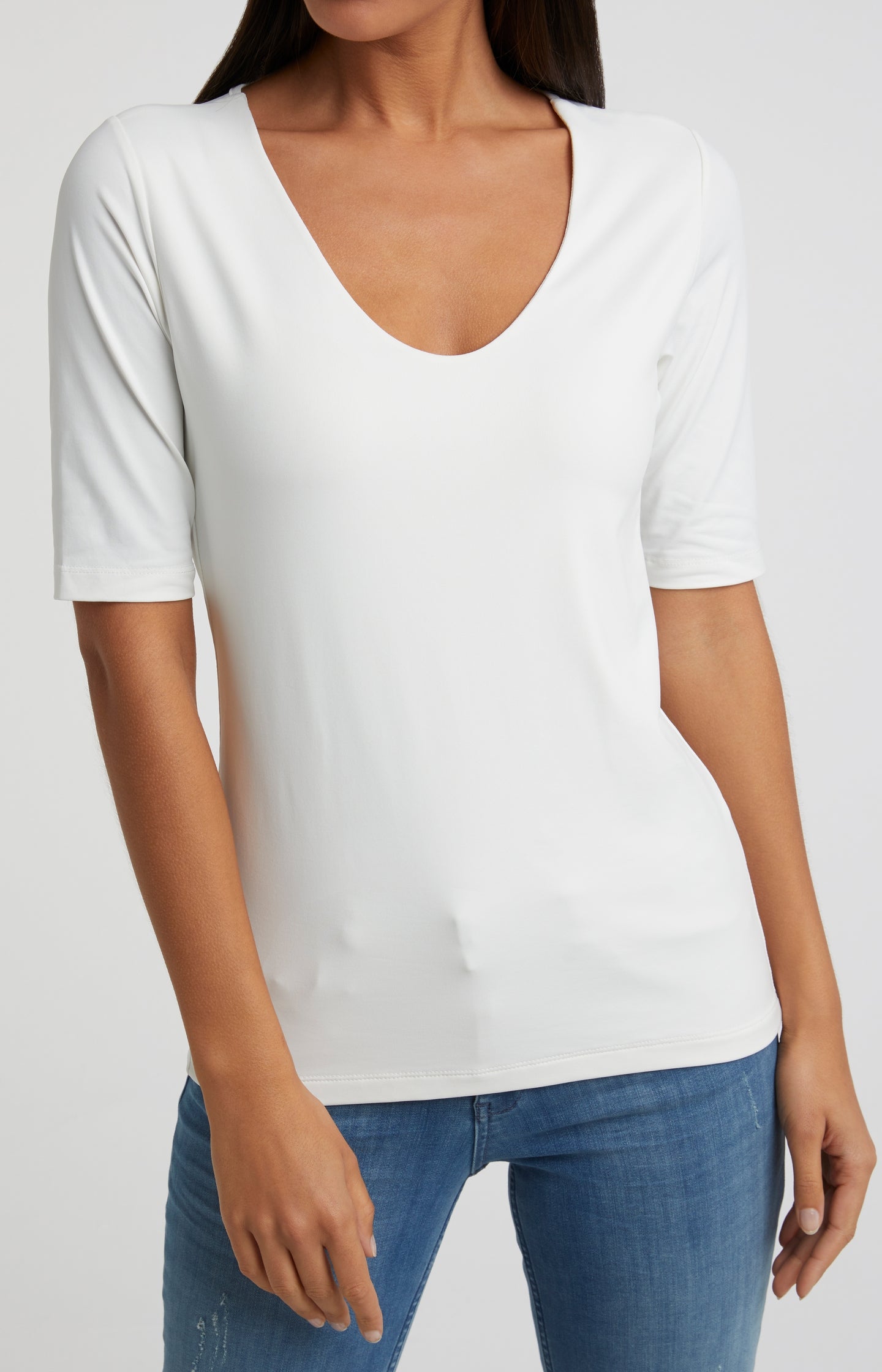 Round V-neck top with half sleeves - Type: lookbook