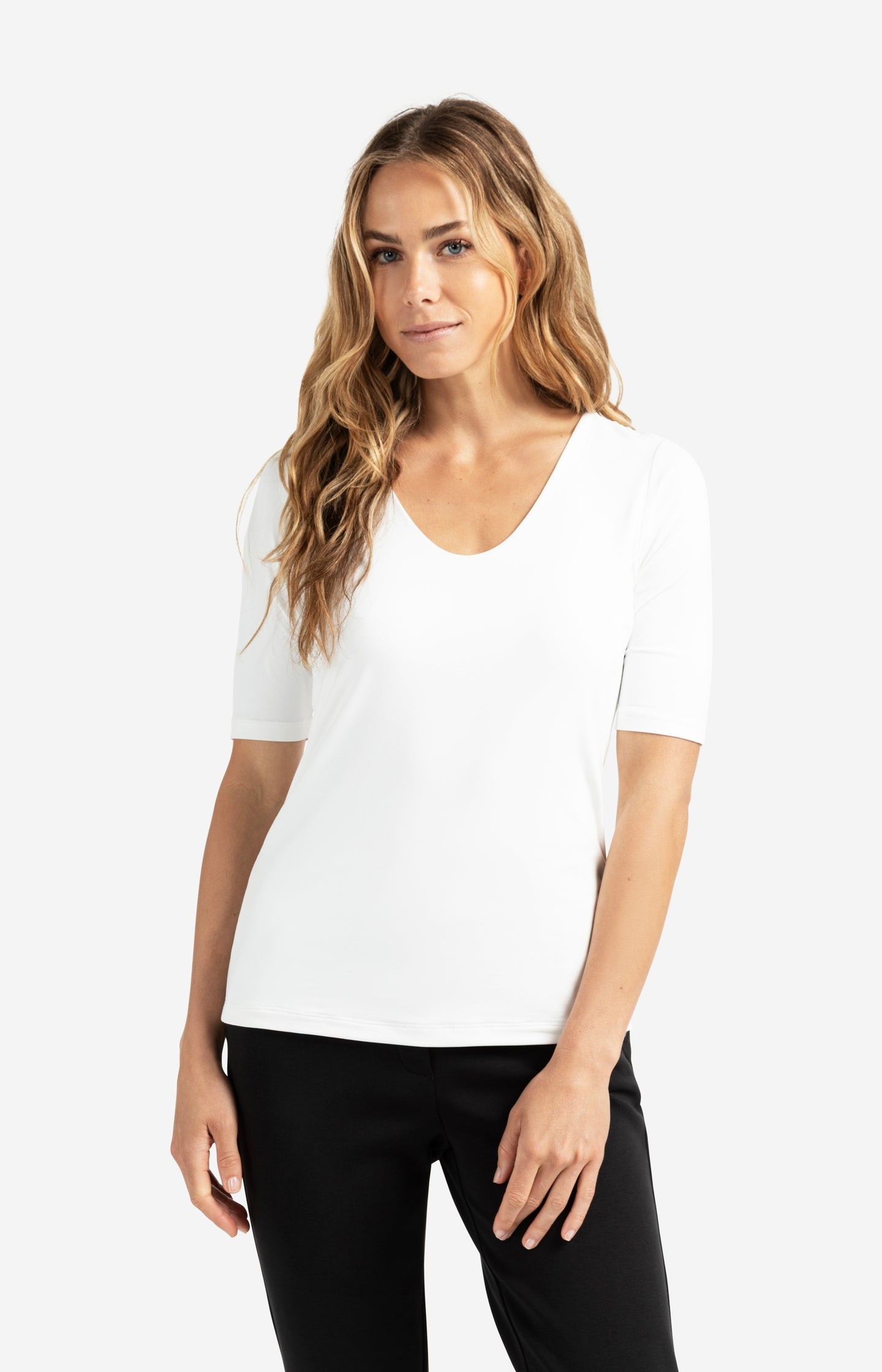 Basic T-shirt with round V-neck and mid-length sleeves - Type: lookbook