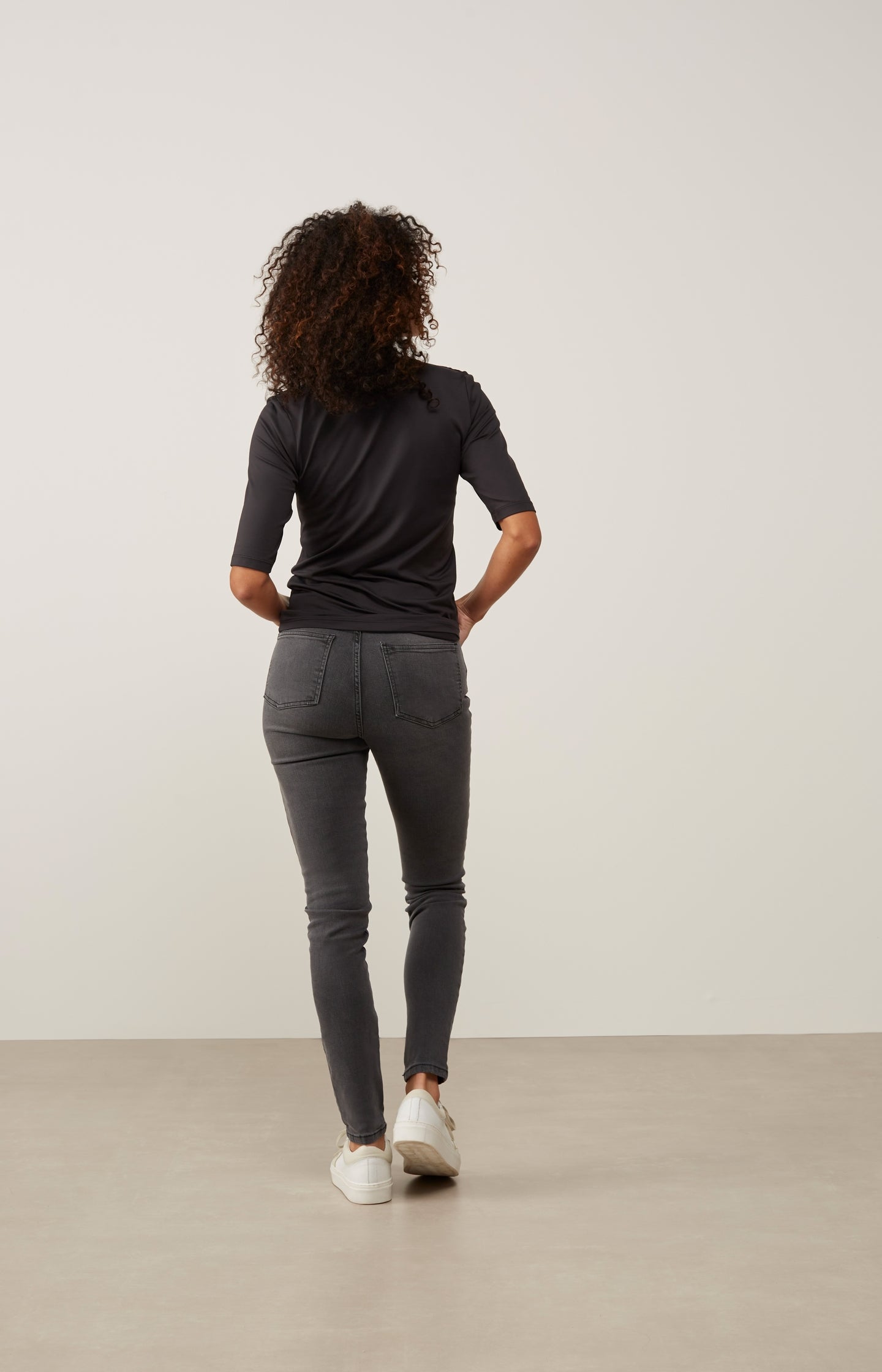 Basic T-shirt with round V-neck and mid-length sleeves