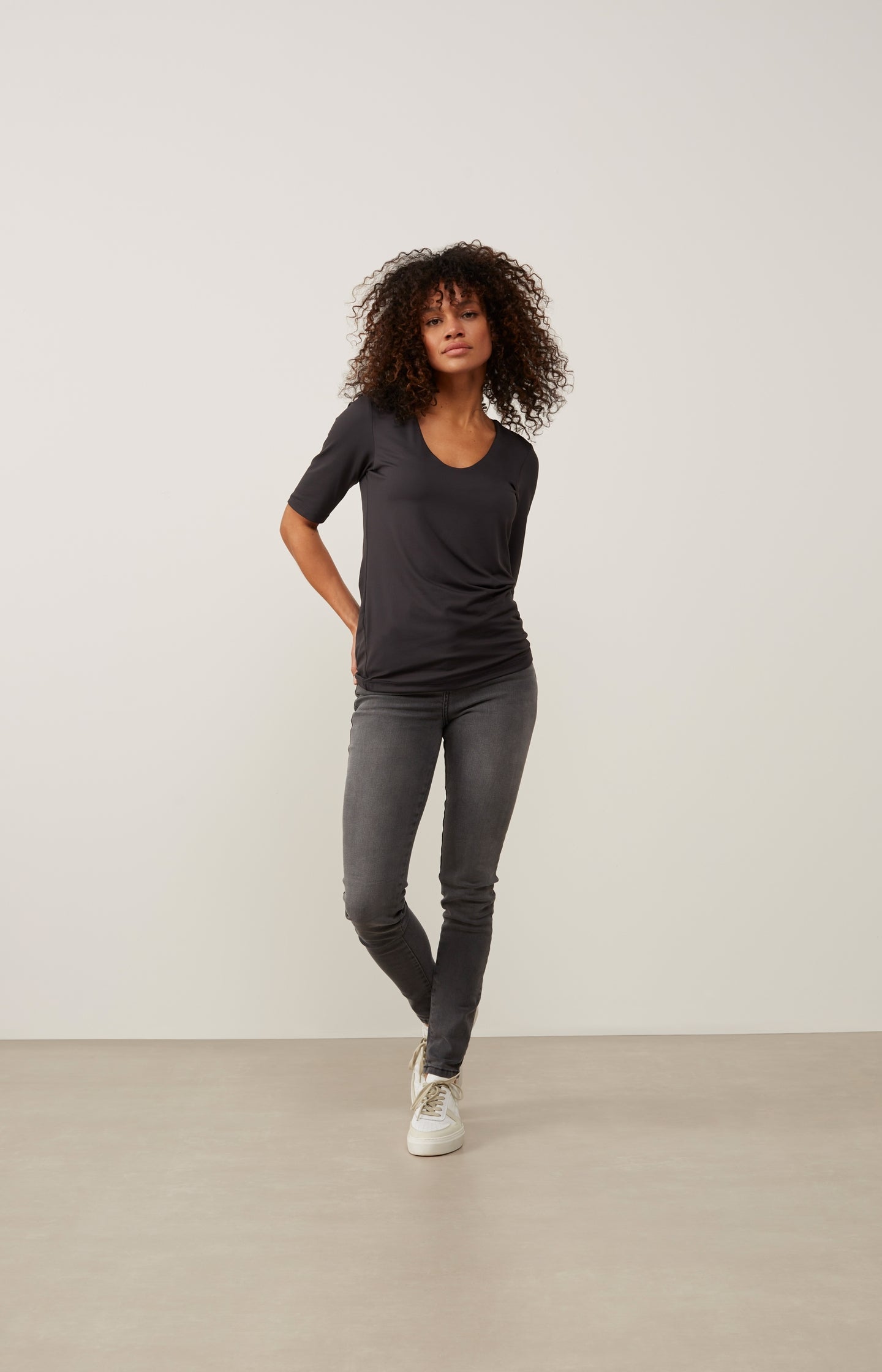 Basic T-shirt with round V-neck and mid-length sleeves