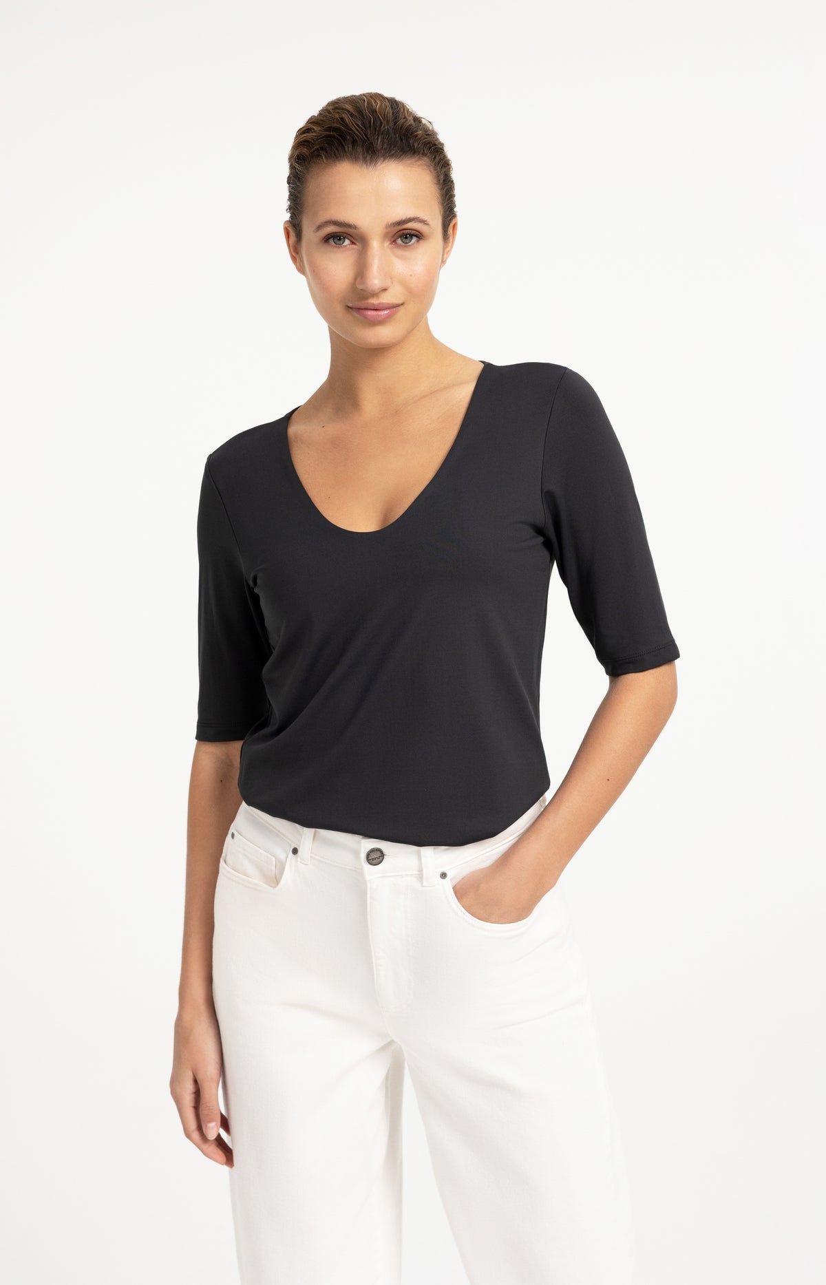 Round V-neck top with half sleeves - Black
