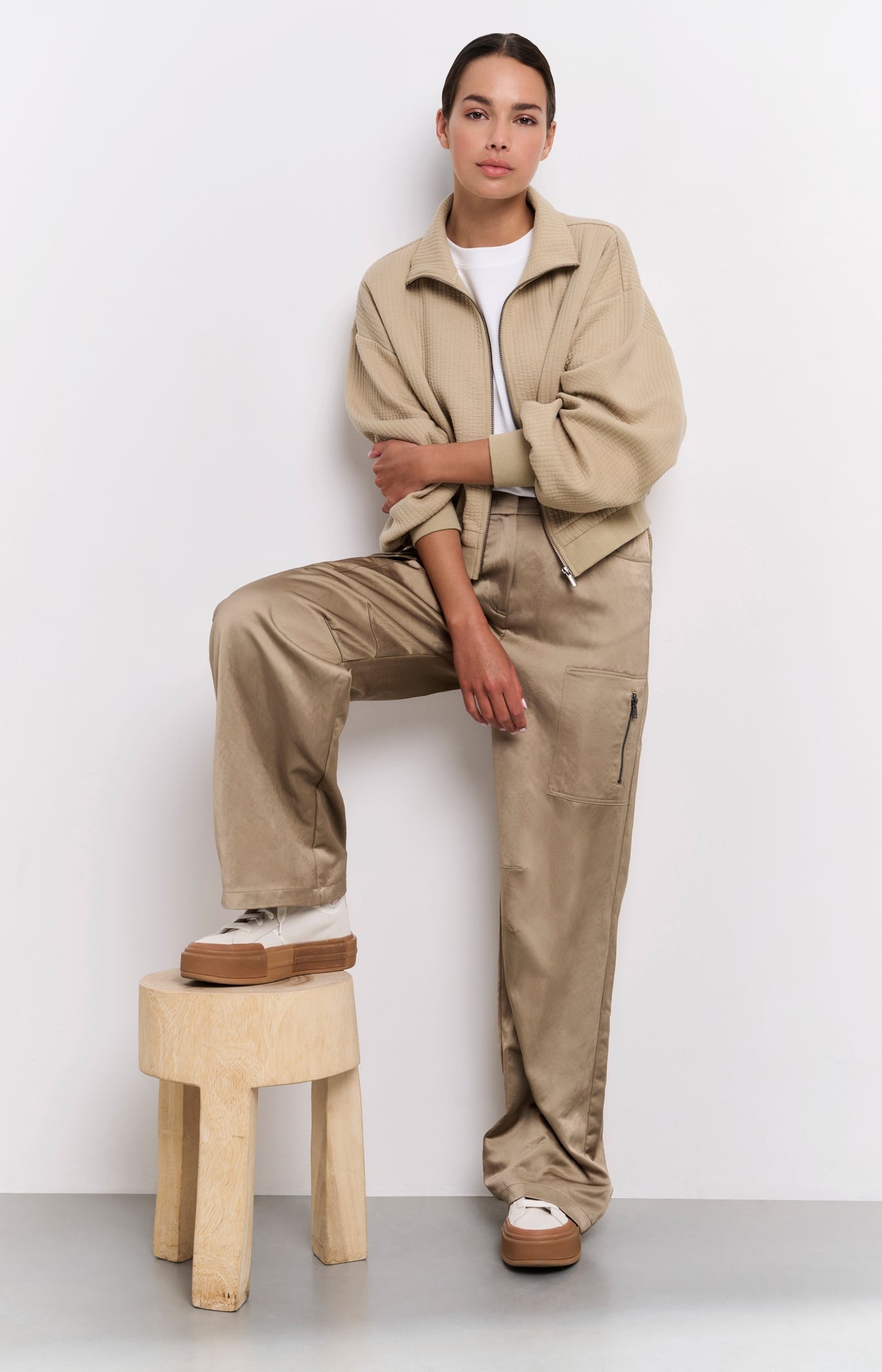 Satin cargo trousers with wide legs and pocket details - Type: lookbook