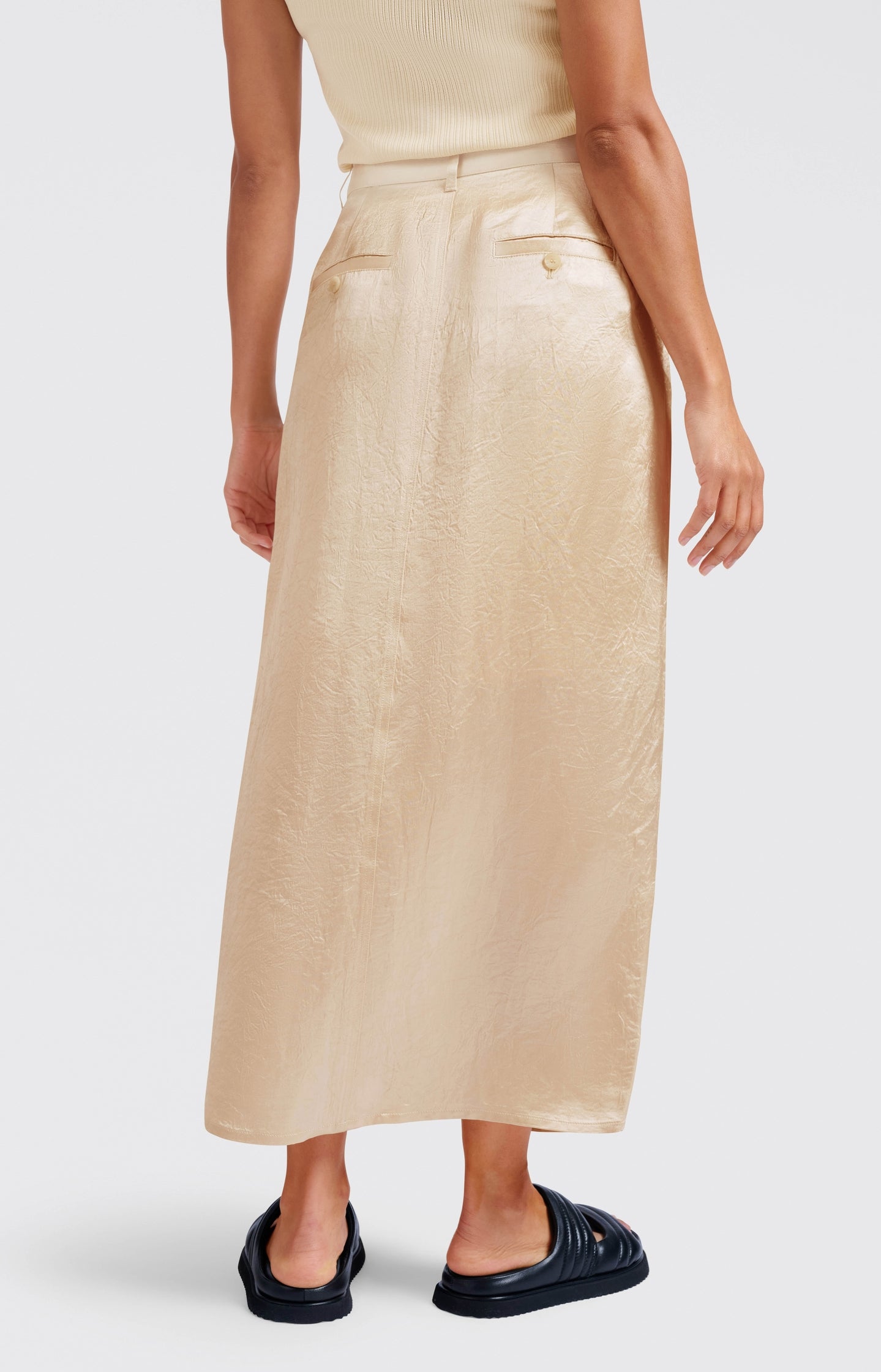 Satin midi skirt with slit and regular fit