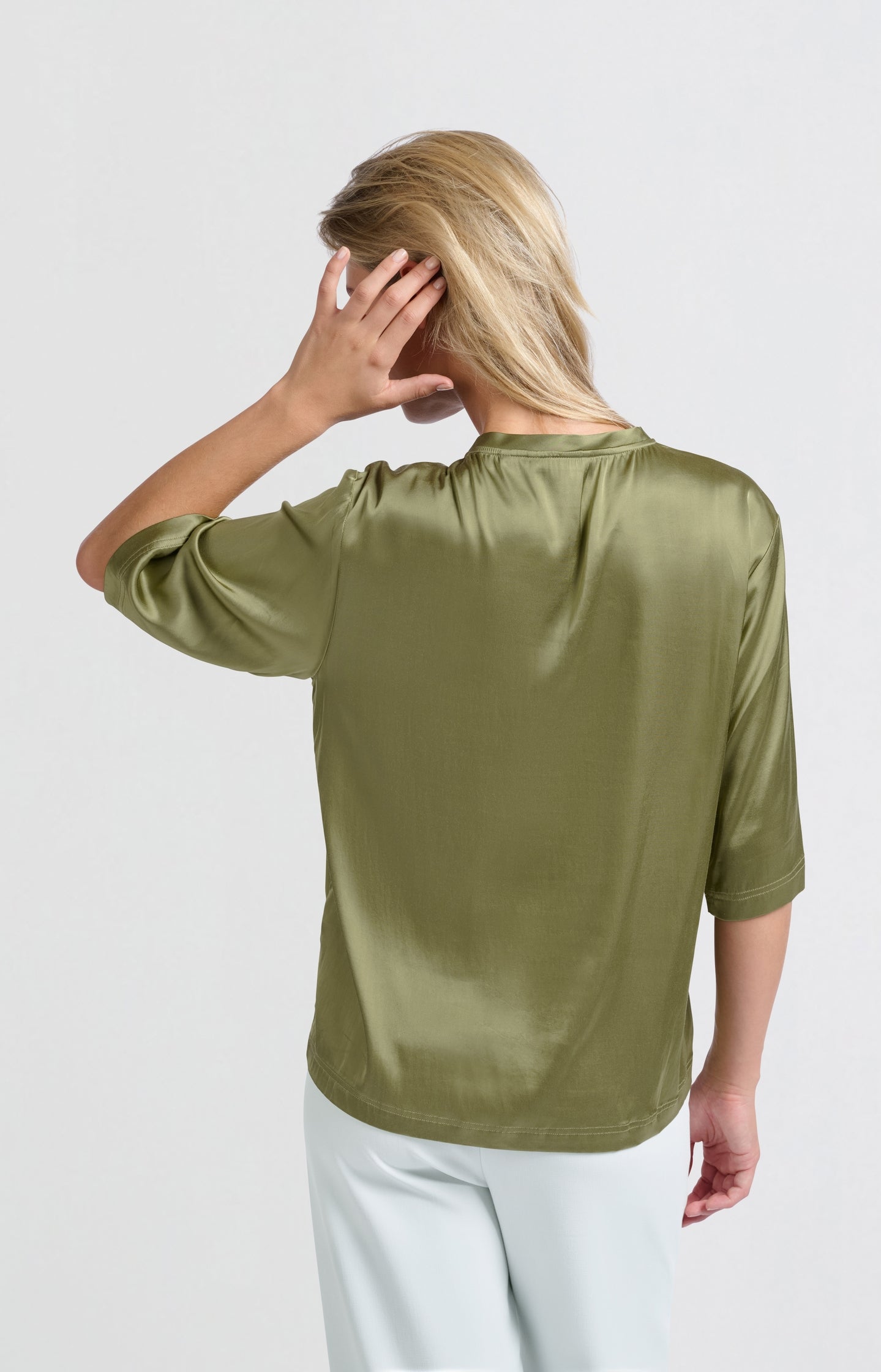 Satin oversized T-shirt with round neckline - Type: lookbook