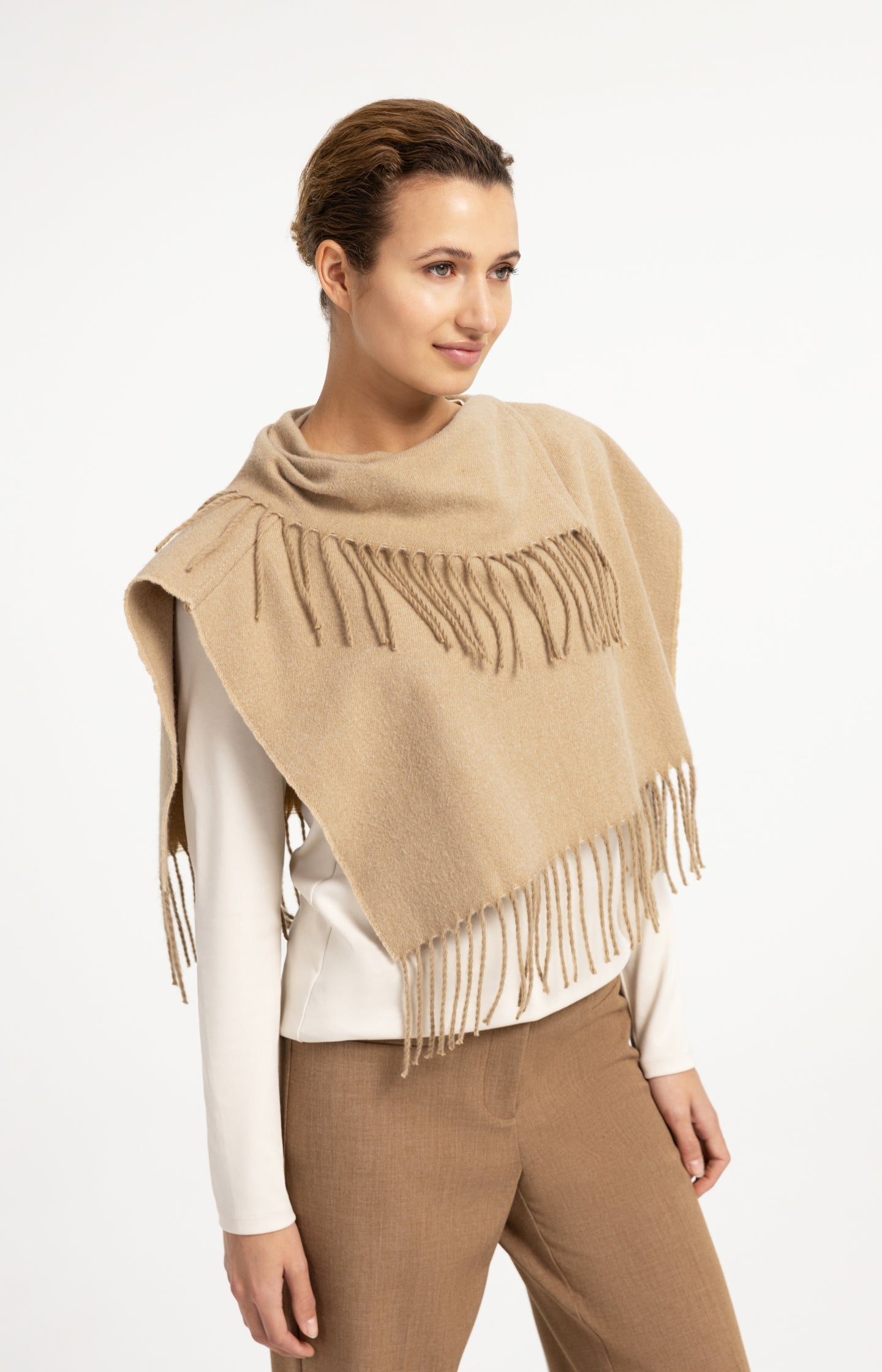 Scarf wrap with twisted fringes - Type: lookbook