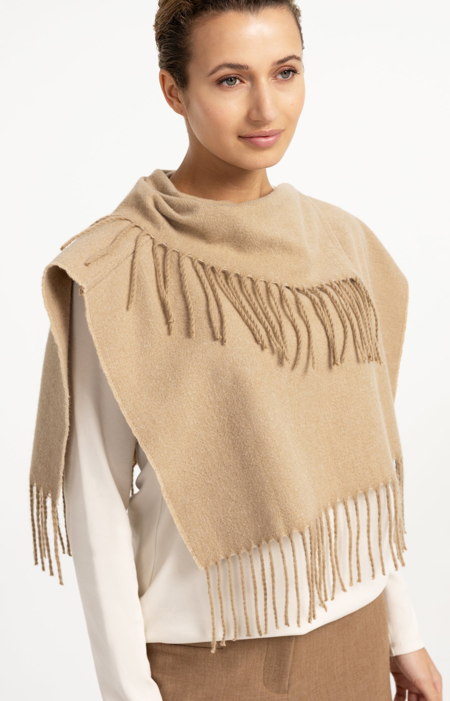 Scarf wrap with twisted fringes - Type: lookbook
