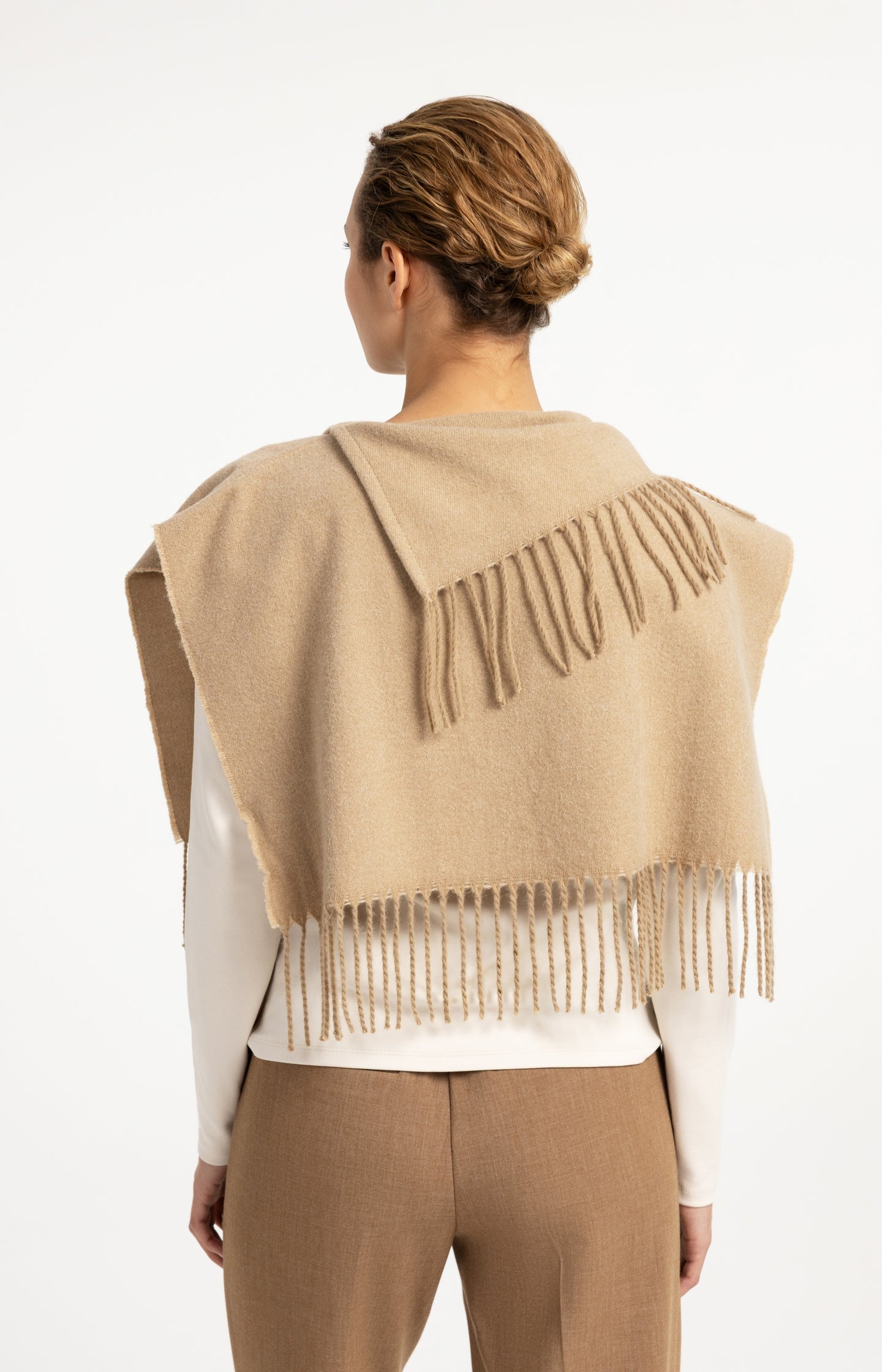 Scarf wrap with twisted fringes - Type: lookbook