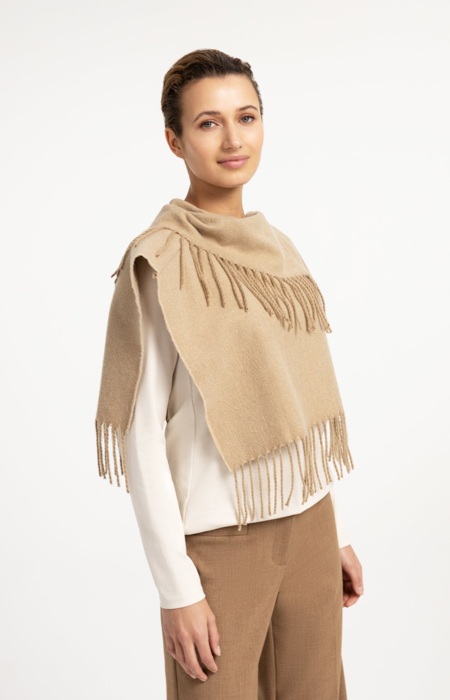 Scarf wrap with twisted fringes - Type: lookbook