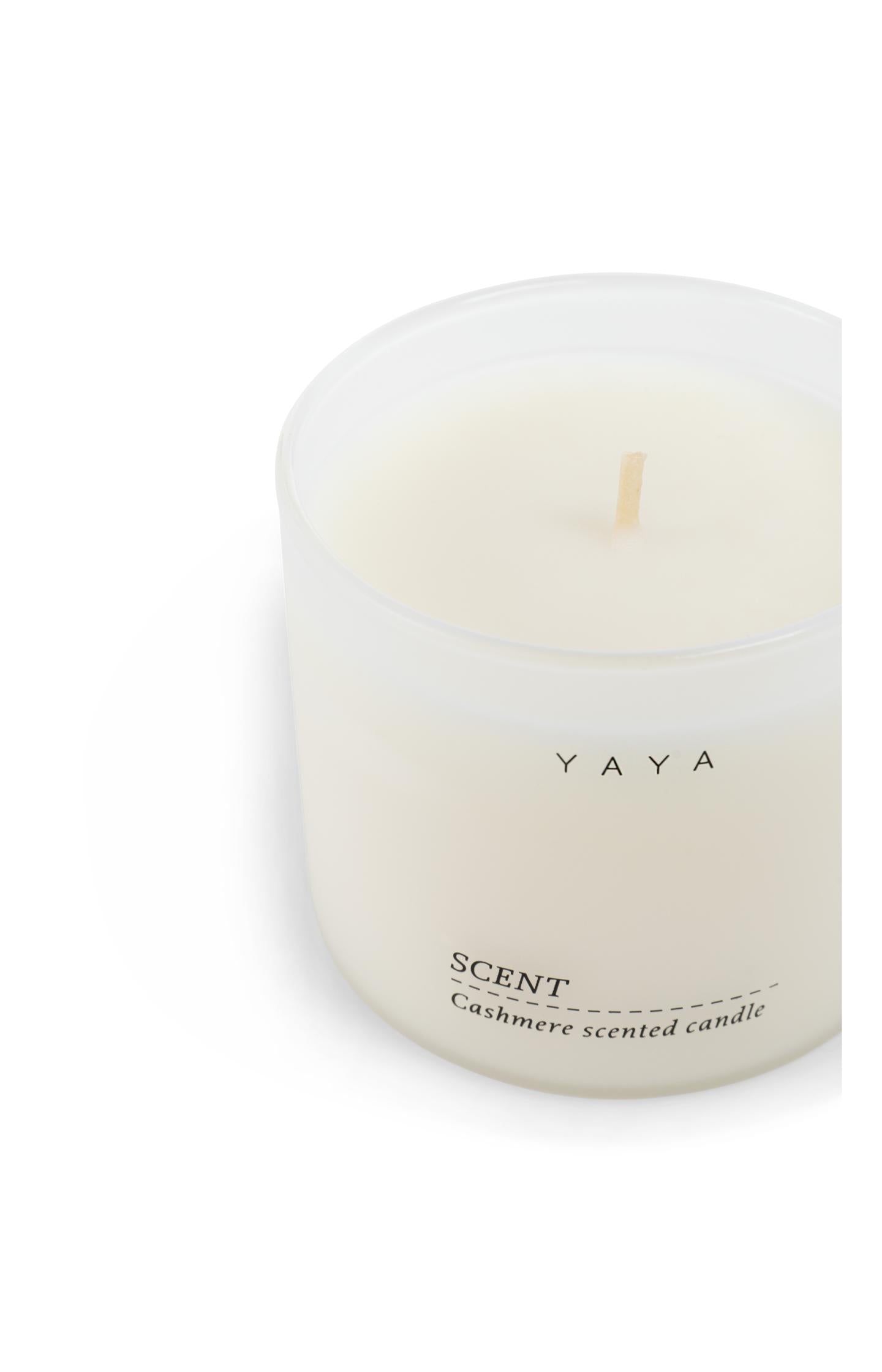 Scented candle with cashmere scent