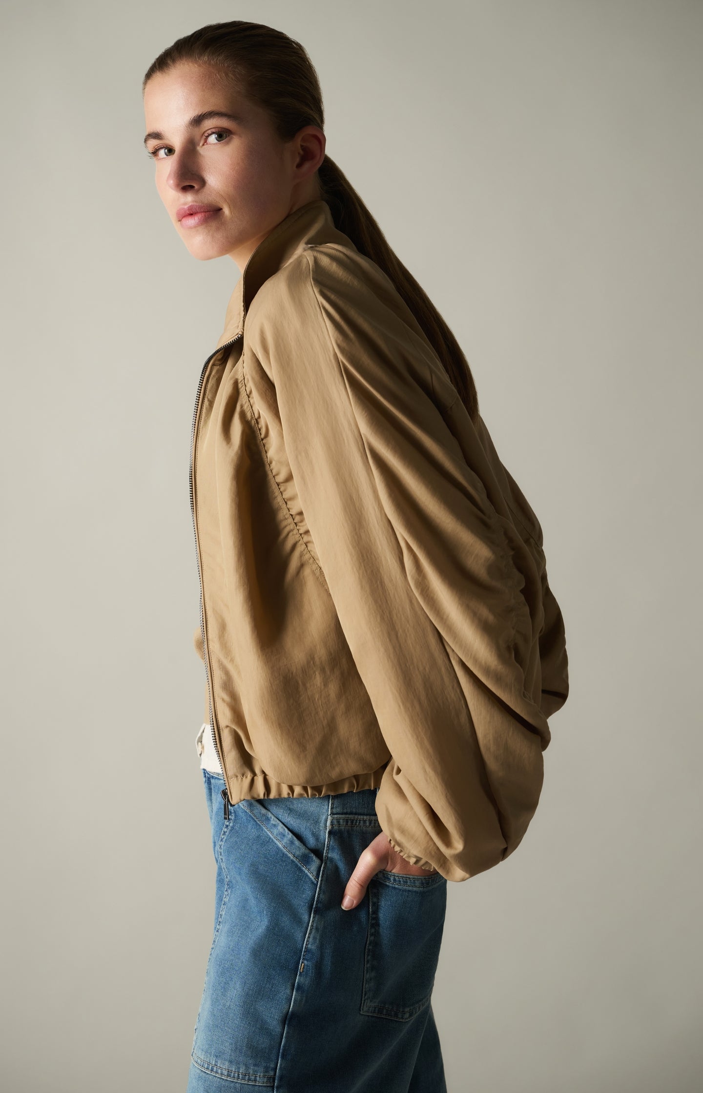 Short oversized jacket with pleated details