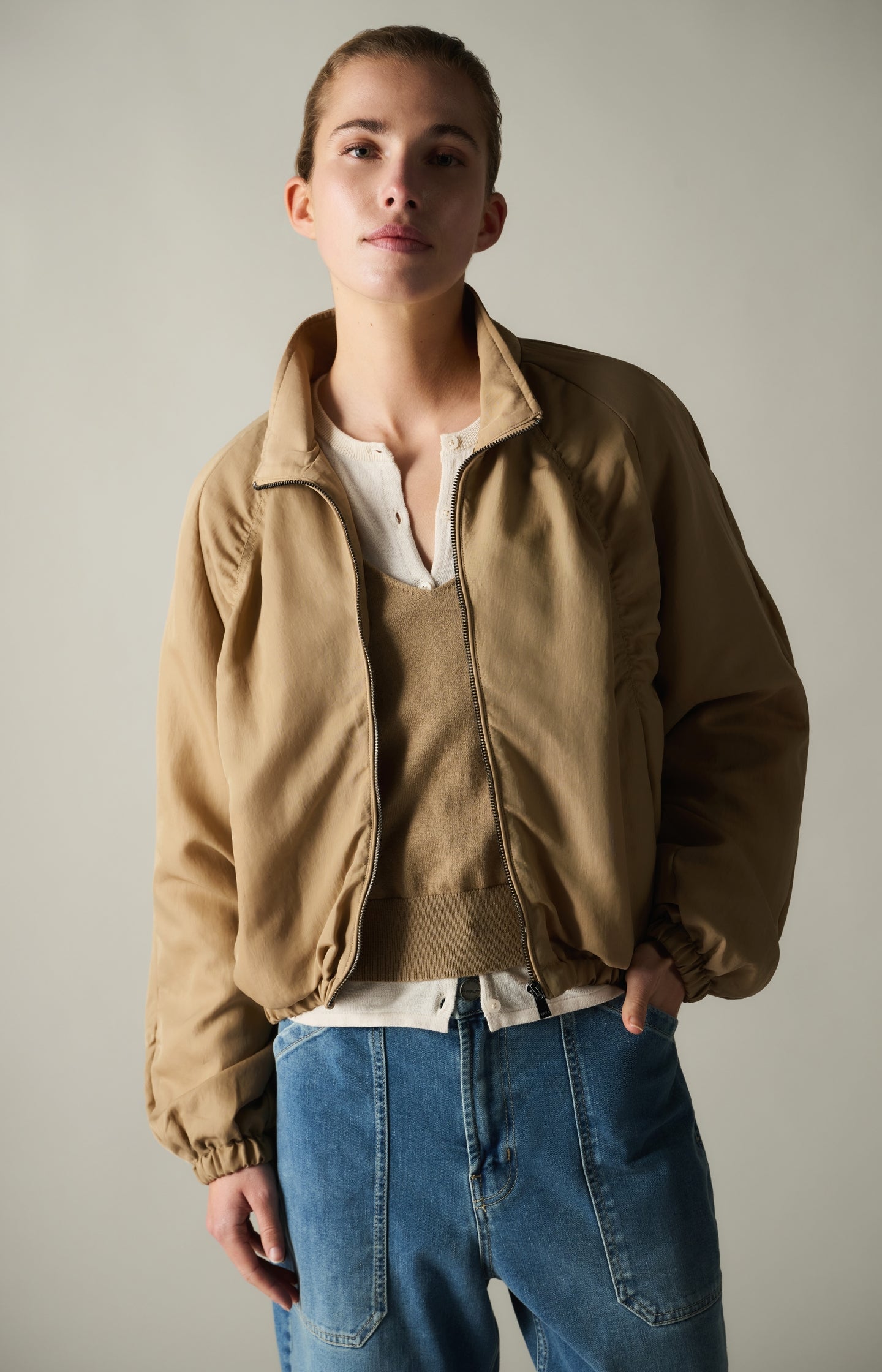 Short oversized jacket with pleated details