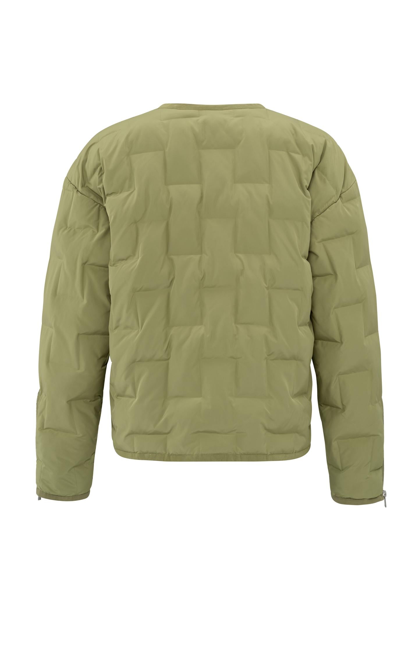 Short quilted jacket with pockets and zipper closure