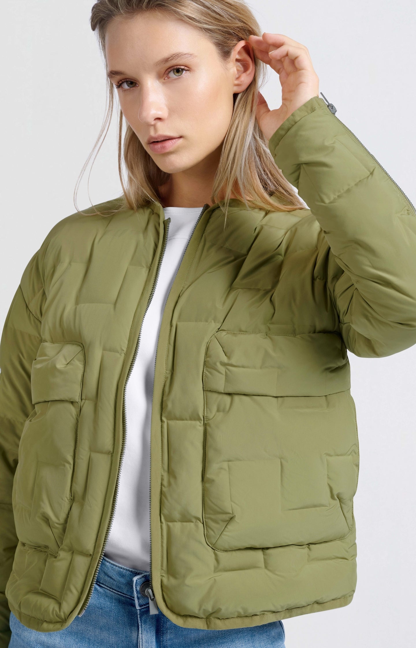 Short quilted jacket with pockets and zipper closure