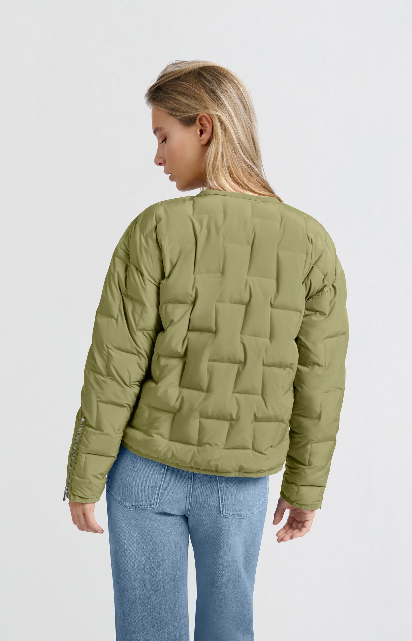 Short quilted jacket with pockets and zipper closure