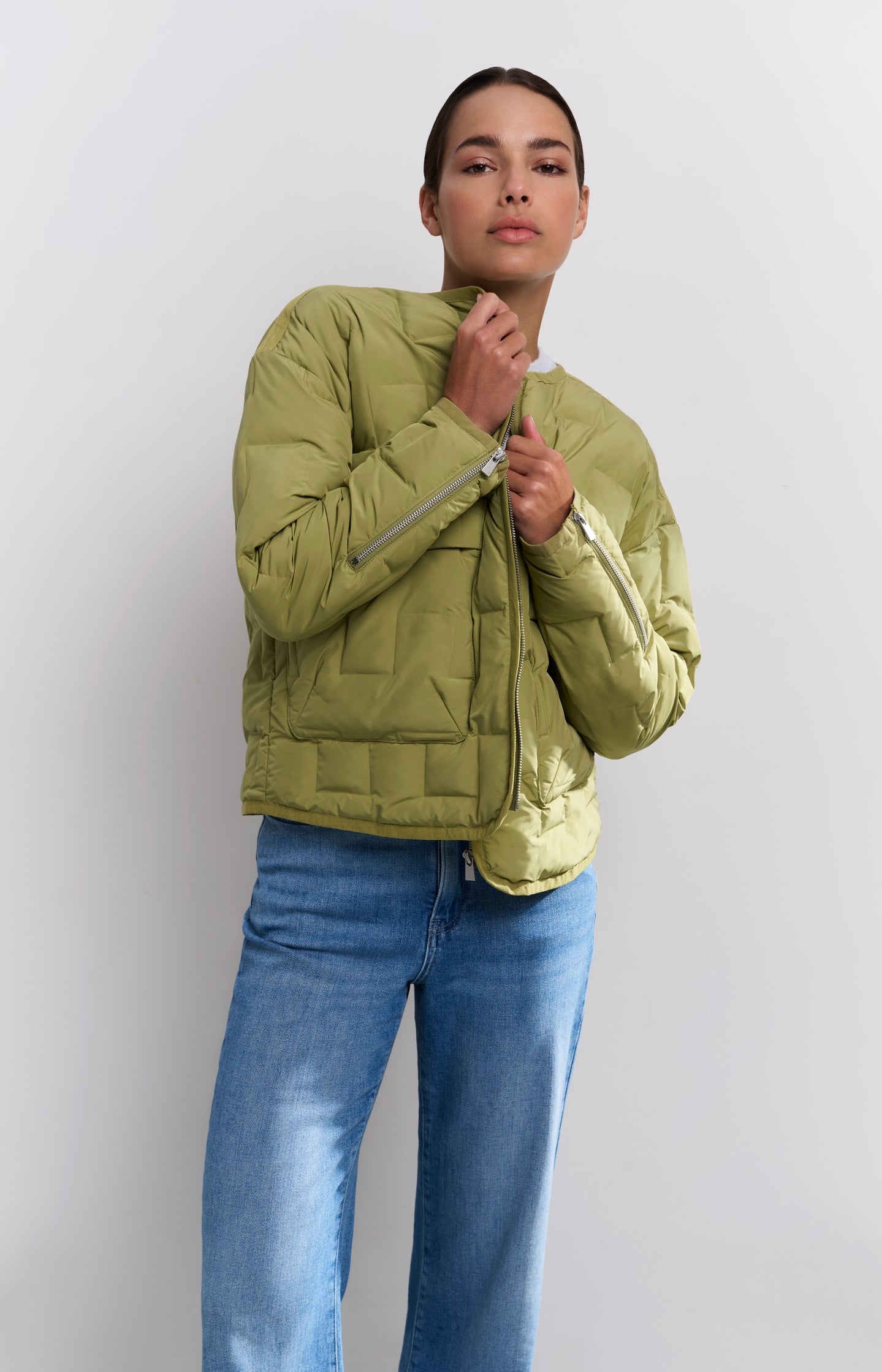 Short quilted jacket with pockets and zipper closure