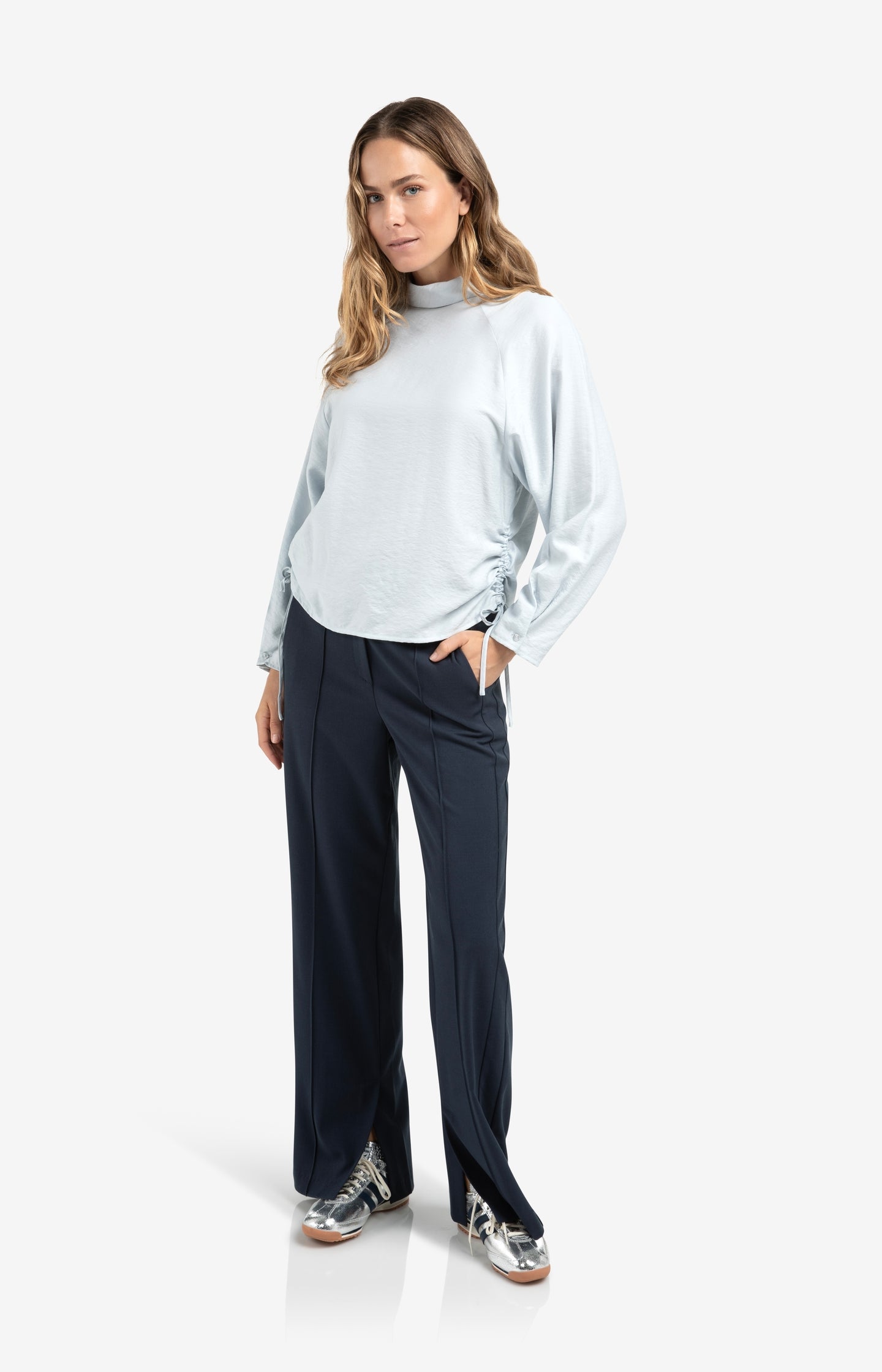 Short sleeve sweater with collar and half zip