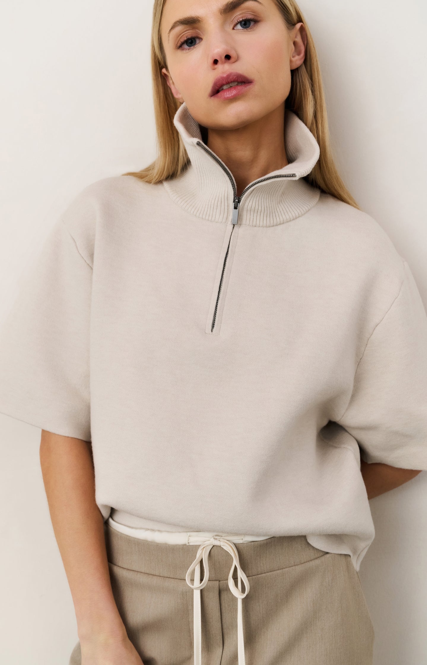 Short sleeve sweater with collar and half zip