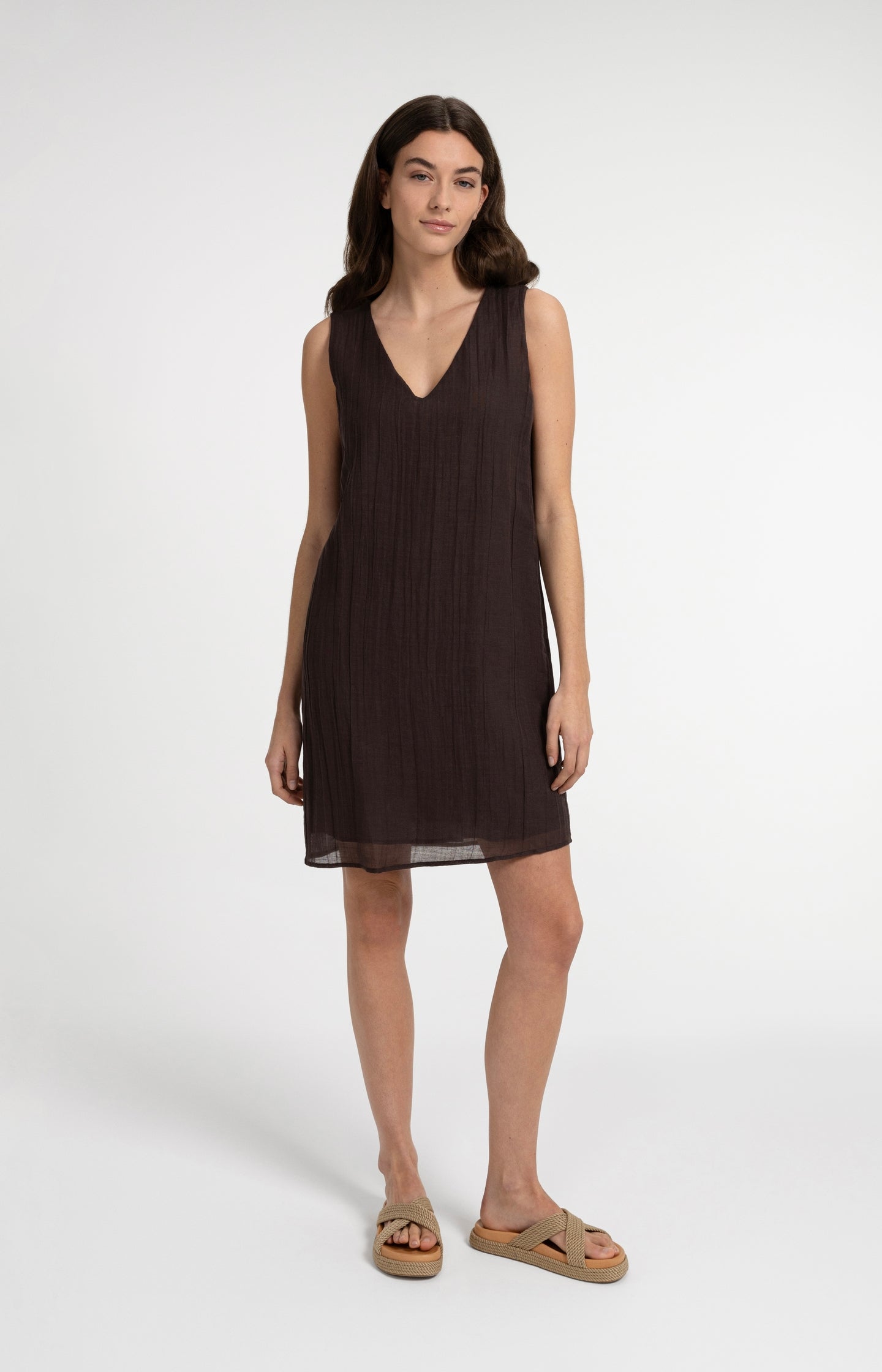 Short sleeveless dress with V-neck and belt